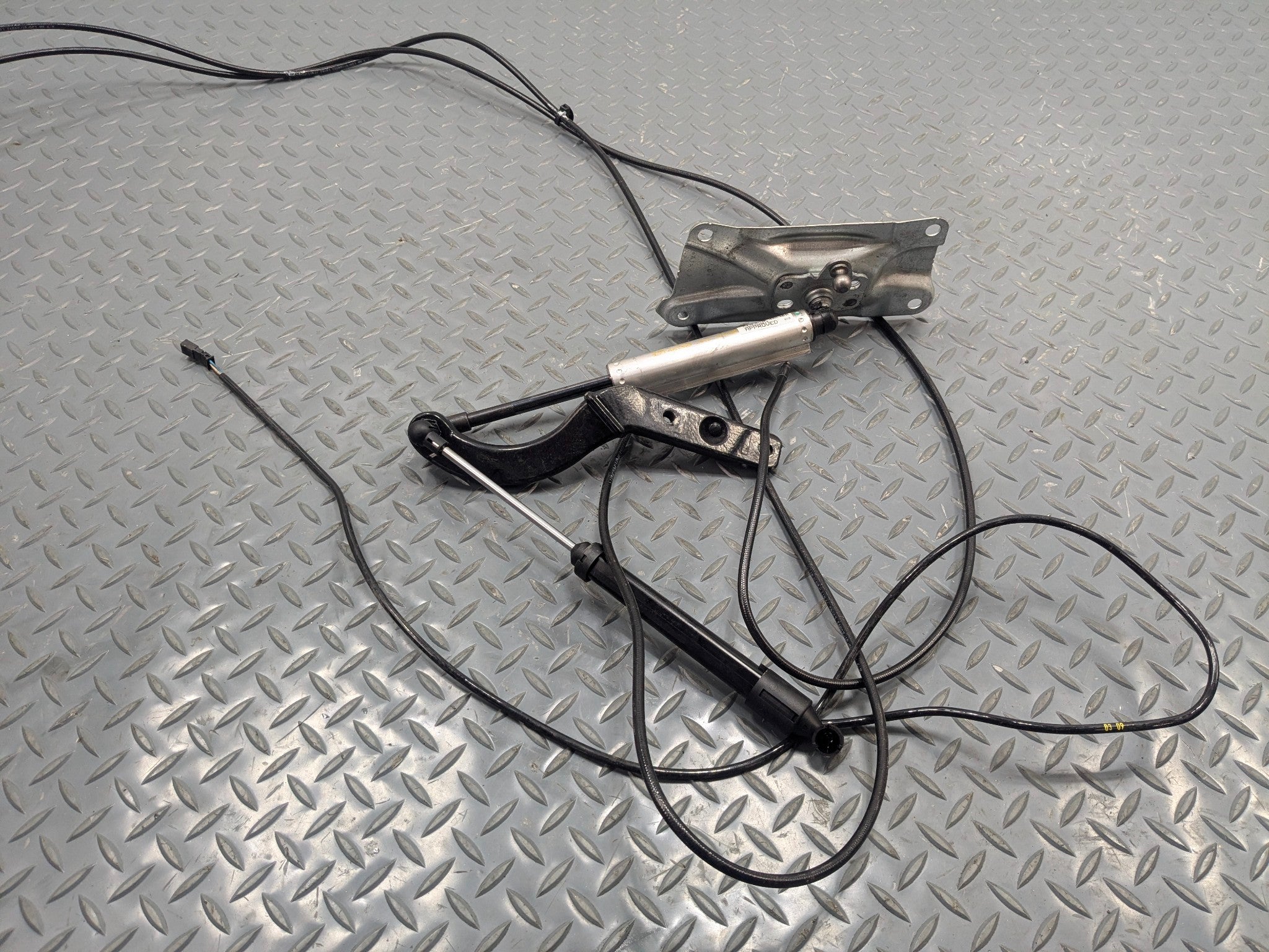 09 - 11 OEM MERCEDES-BENZ ML63 TRUNK LID TAILGATE HYDRAULIC PUMP MOTOR CYLINDER