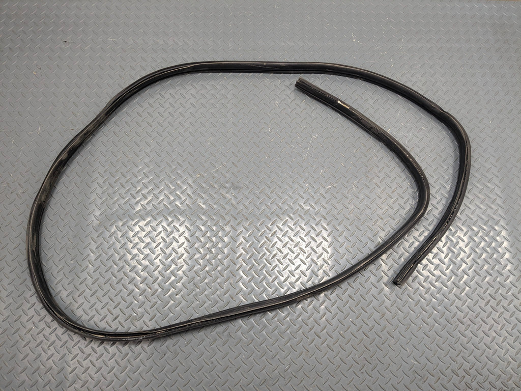 2009 - 2011 OEM MERCEDES-BENZ ML63 REAR TAILGATE TRUNK LID WEATHERSTRIP RUBBER