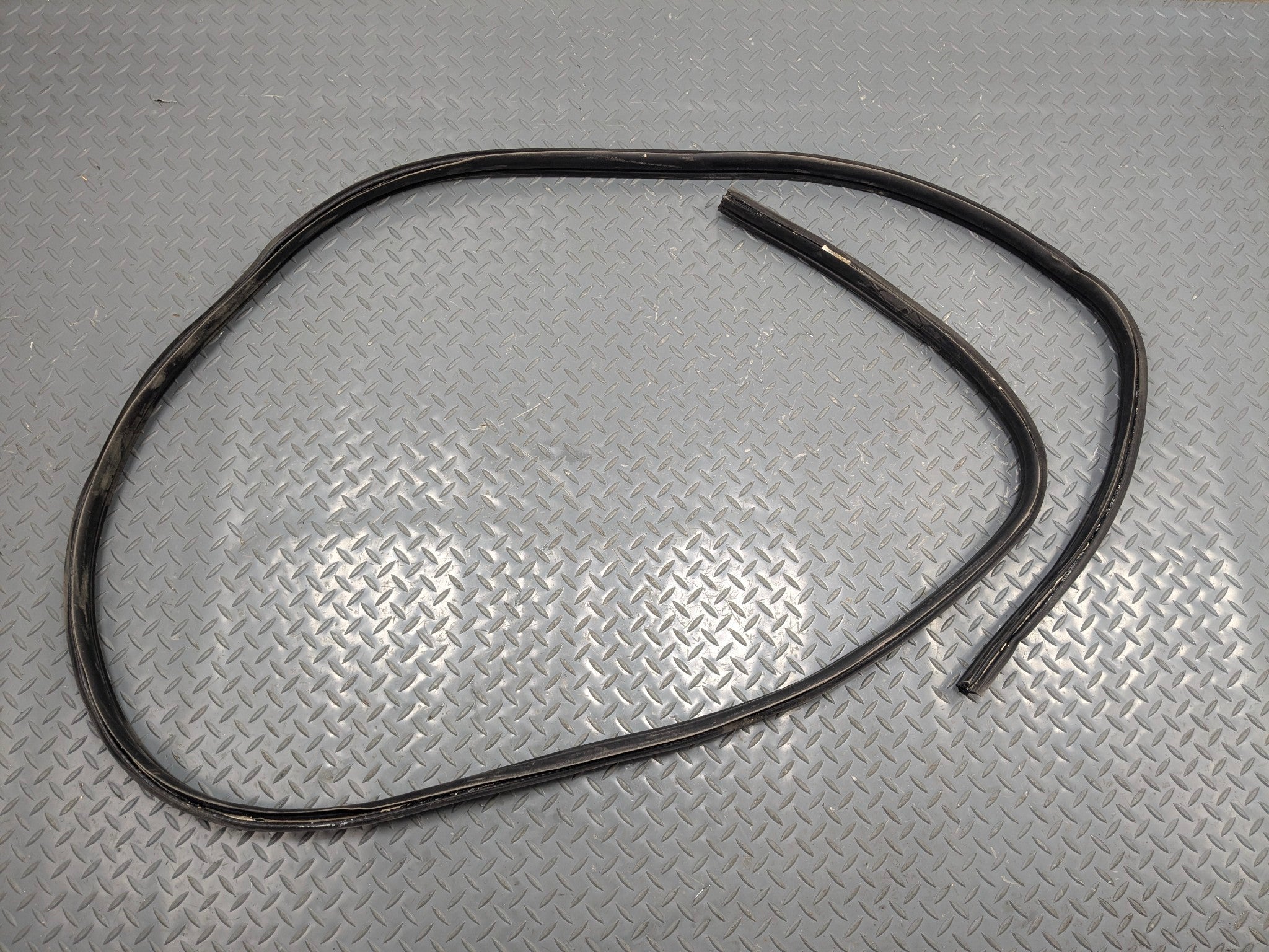 2009 - 2011 OEM MERCEDES-BENZ ML63 REAR TAILGATE TRUNK LID WEATHERSTRIP RUBBER
