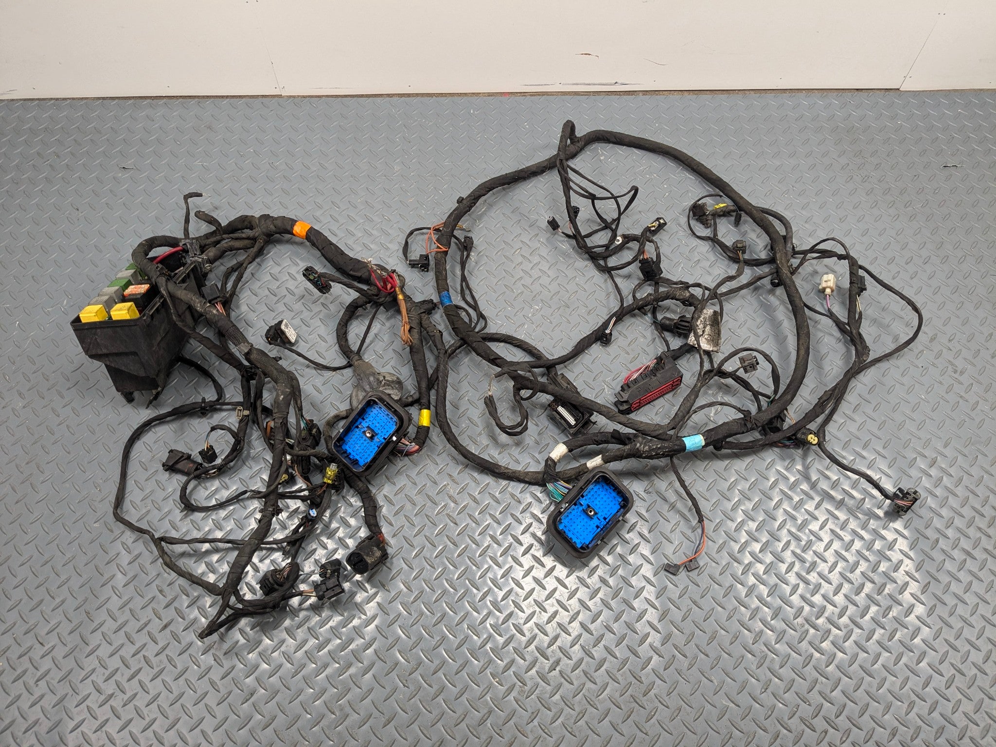 2009 - 2011 OEM MERCEDES-BENZ ML63 FRONT HOOD WIRE HARNESS WITH FUSEBOX