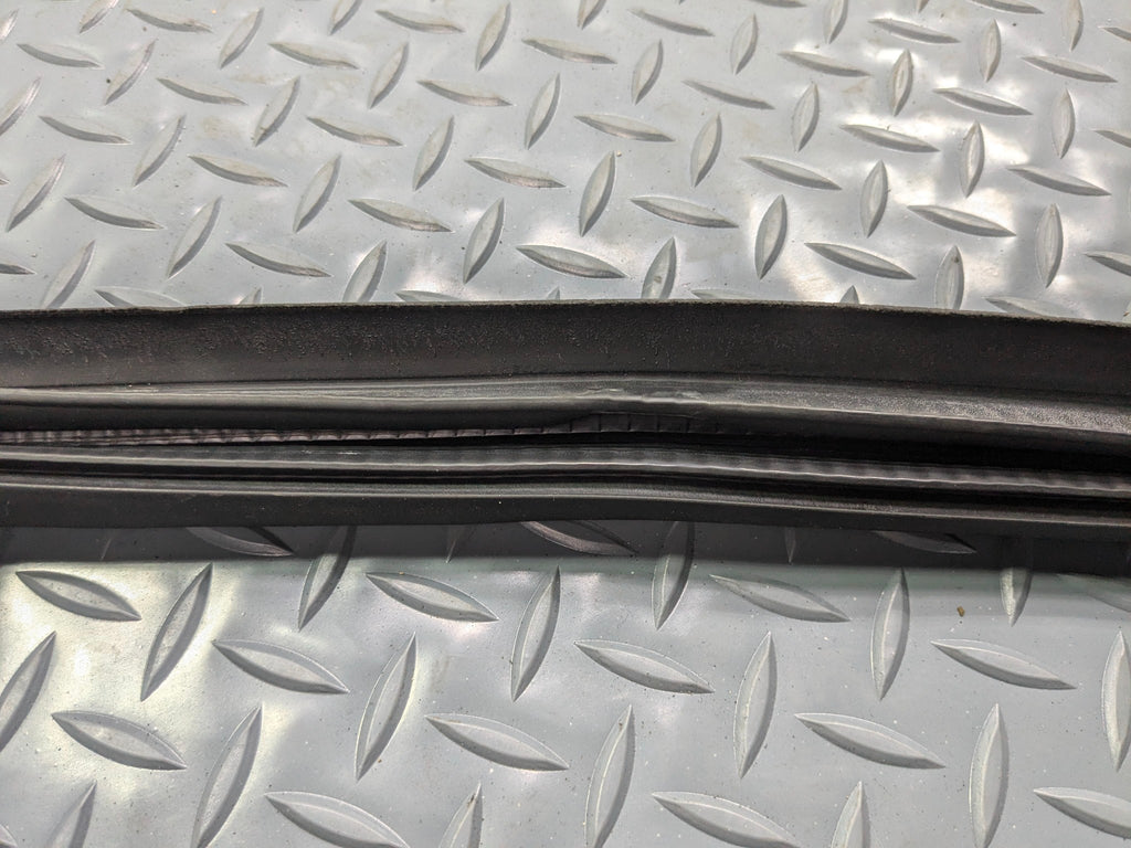 2009 - 11 OEM MERCEDES-BENZ ML63 FRONT RIGHT DOOR SEAL WEATHER STRIPPING RUBBER