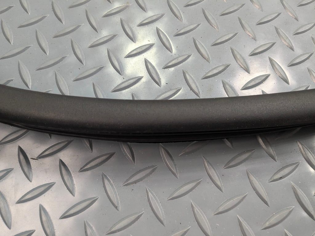 2009 - 11 OEM MERCEDES-BENZ ML63 FRONT RIGHT DOOR SEAL WEATHER STRIPPING RUBBER