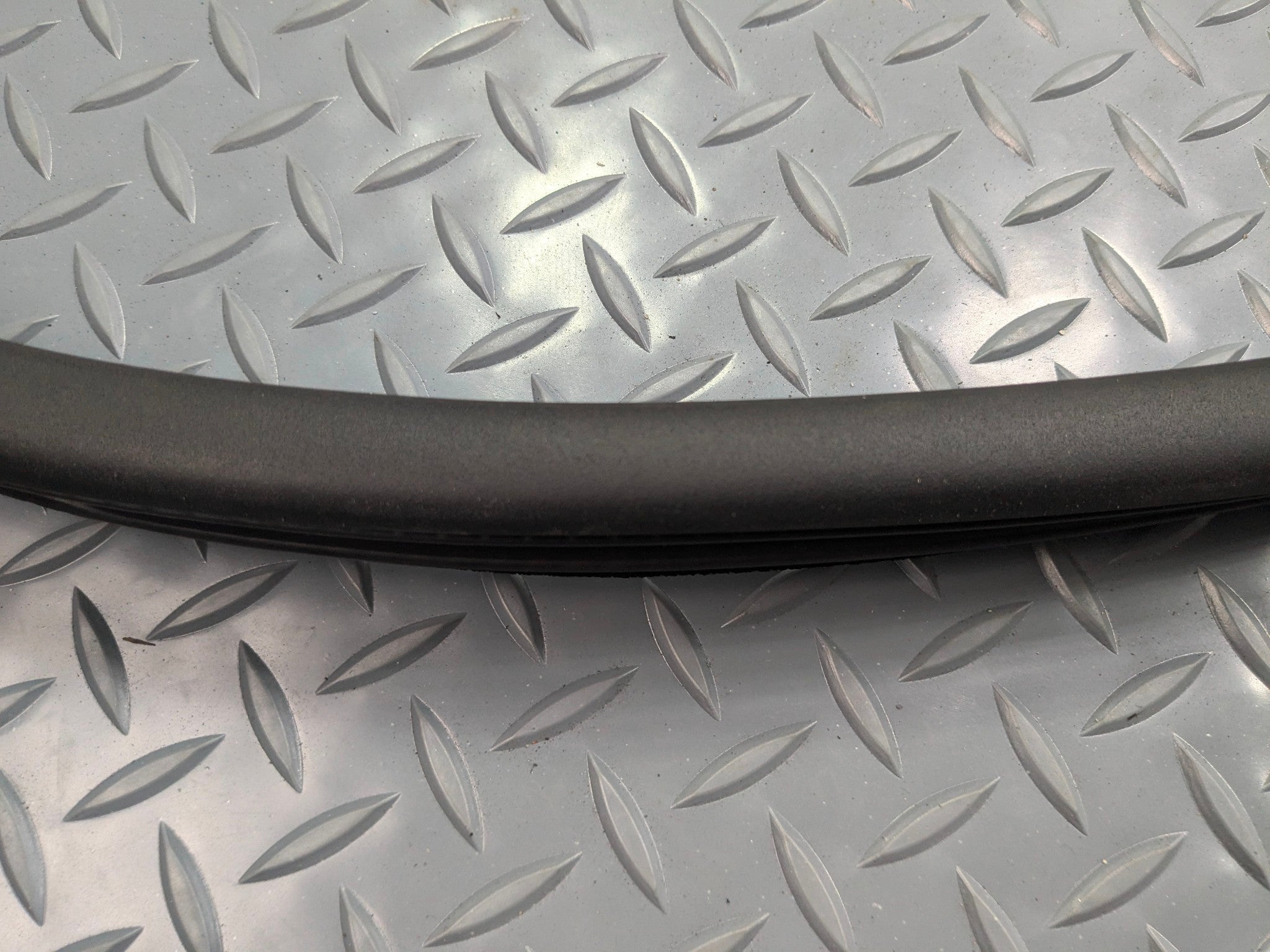 2009 - 11 OEM MERCEDES-BENZ ML63 FRONT RIGHT DOOR SEAL WEATHER STRIPPING RUBBER