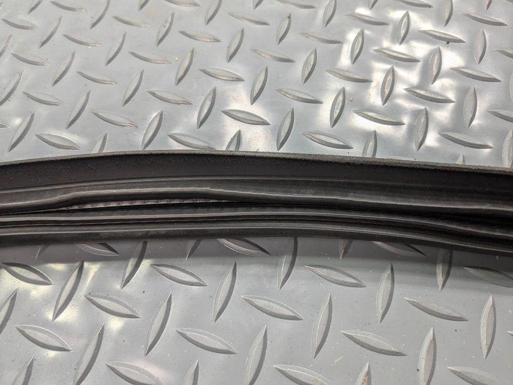 2009 - 2011 OEM MERCEDES-BENZ ML63 FRONT LEFT DOOR SEAL WEATHER STRIPPING RUBBER