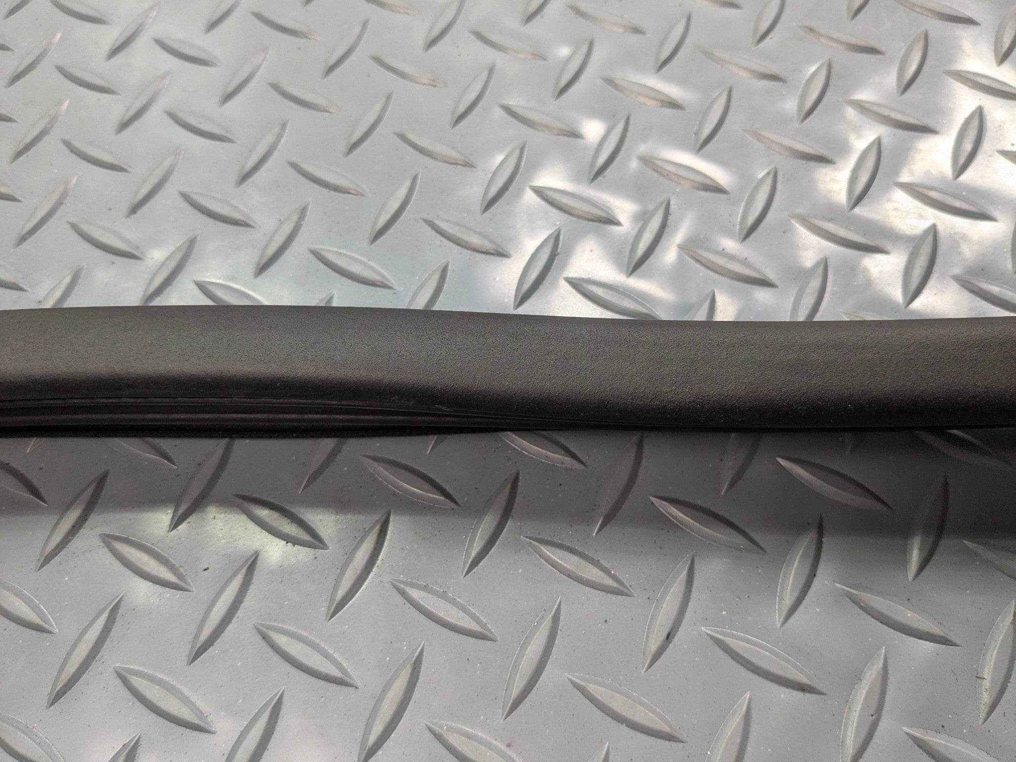 2009 - 2011 OEM MERCEDES-BENZ ML63 FRONT LEFT DOOR SEAL WEATHER STRIPPING RUBBER