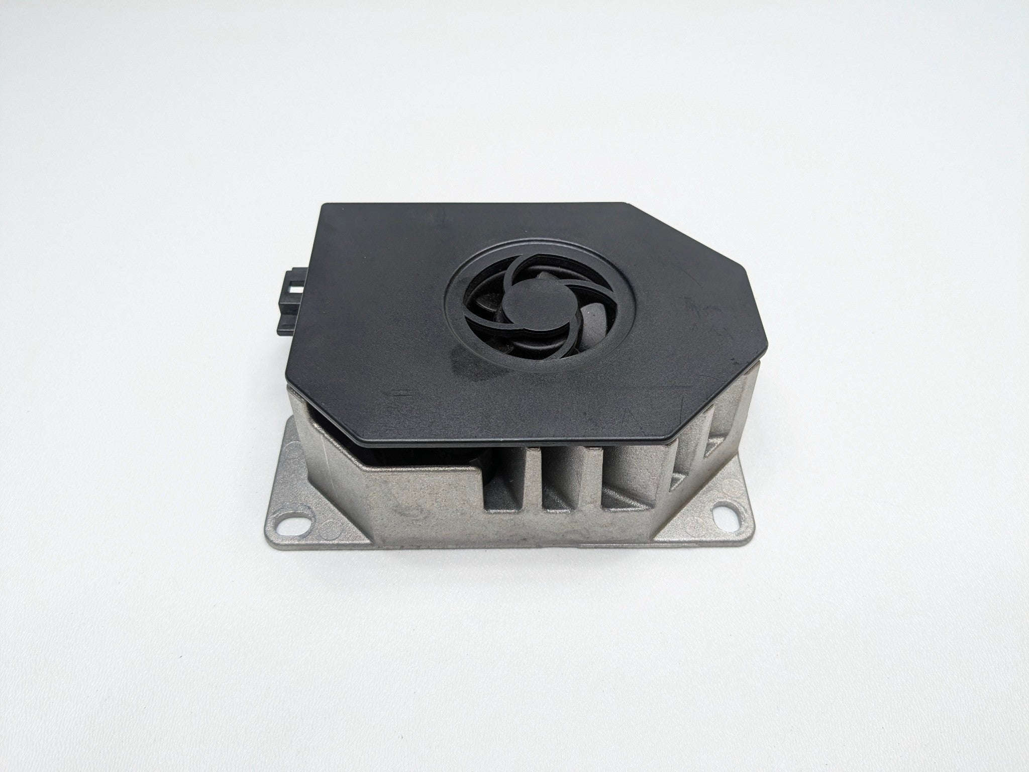 2009 - 2011 OEM MERCEDES-BENZ ML63 SOUND AUDIO SUBWOOFER AMPLIFIER