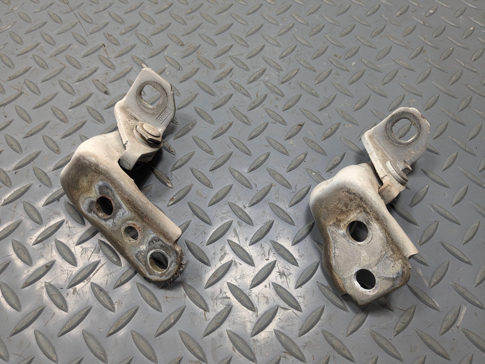2011 - 2015 OEM FORD EXPLORER FRONT LEFT SIDE UPPER AND LOWER DOOR HINGE SET
