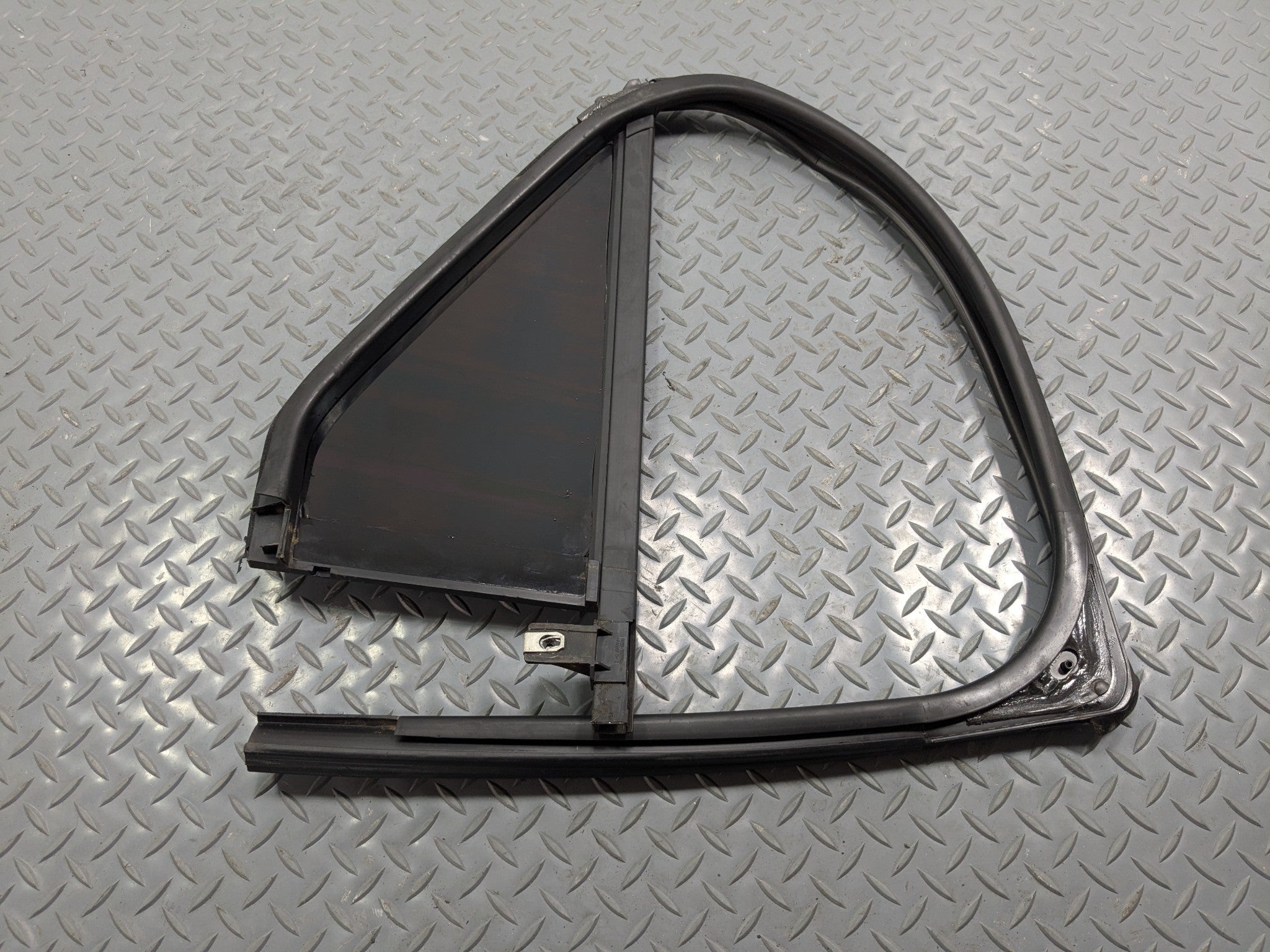 2011 - 2015 OEM FORD EXPLORER REAR LEFT DRIVER SIDE VENT WINDOW GLASS