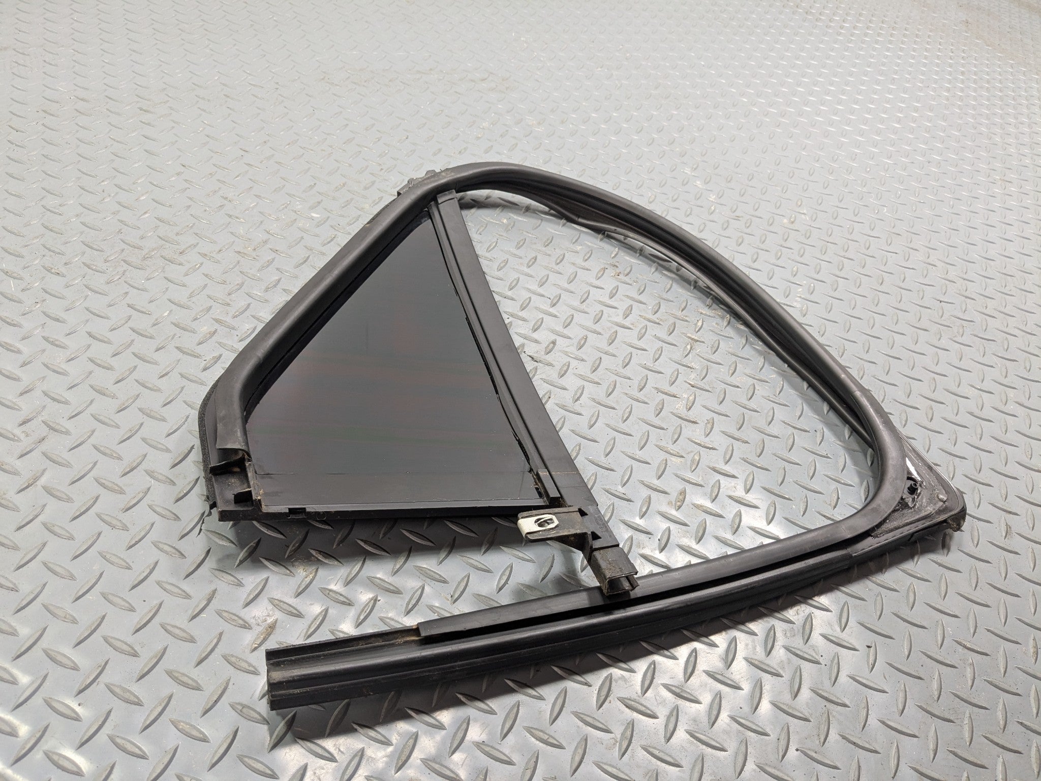 2011 - 2015 OEM FORD EXPLORER REAR LEFT DRIVER SIDE VENT WINDOW GLASS