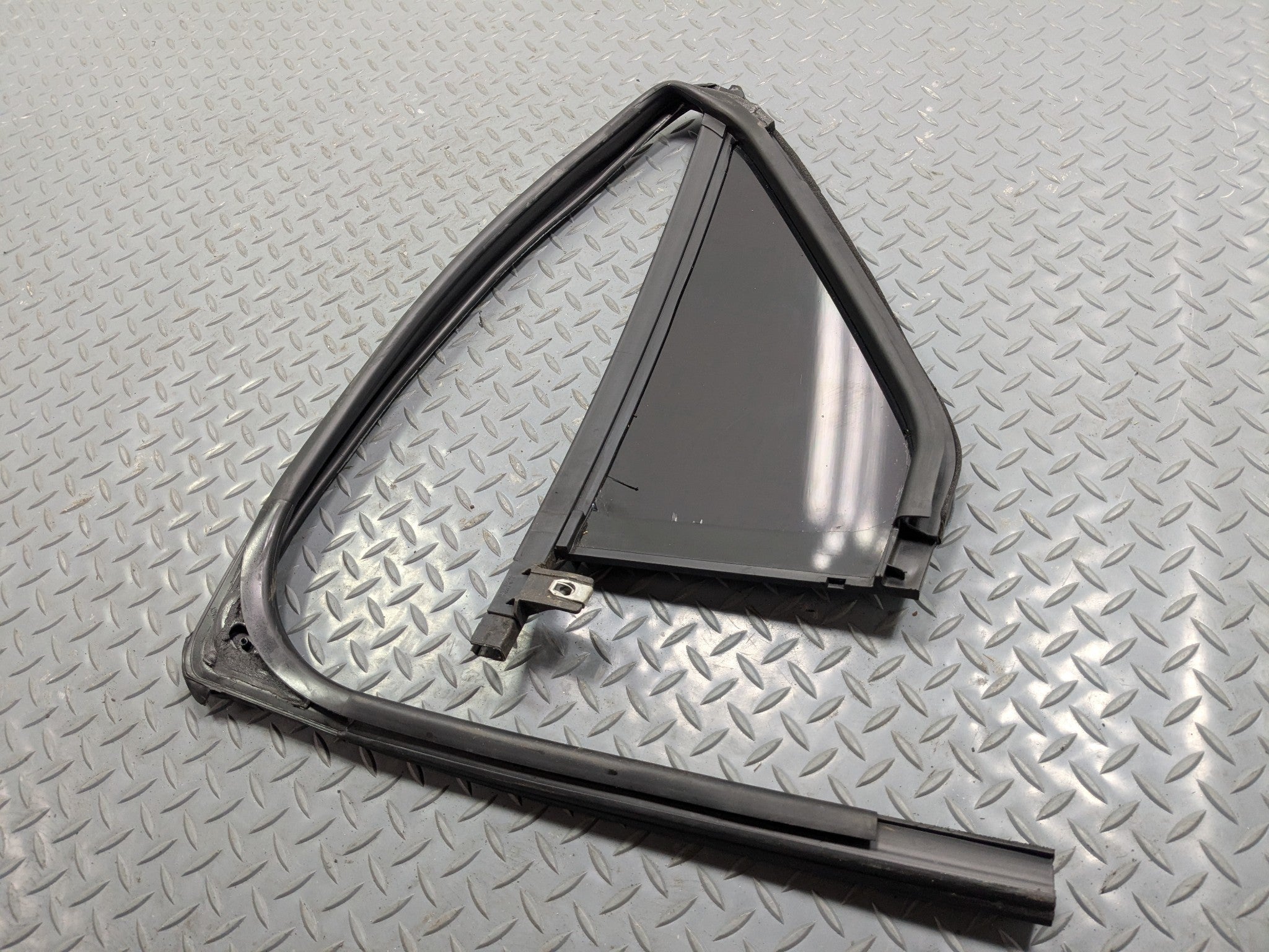 2011 - 2015 OEM FORD EXPLORER REAR RIGHT PASSENGER SIDE VENT WINDOW GLASS