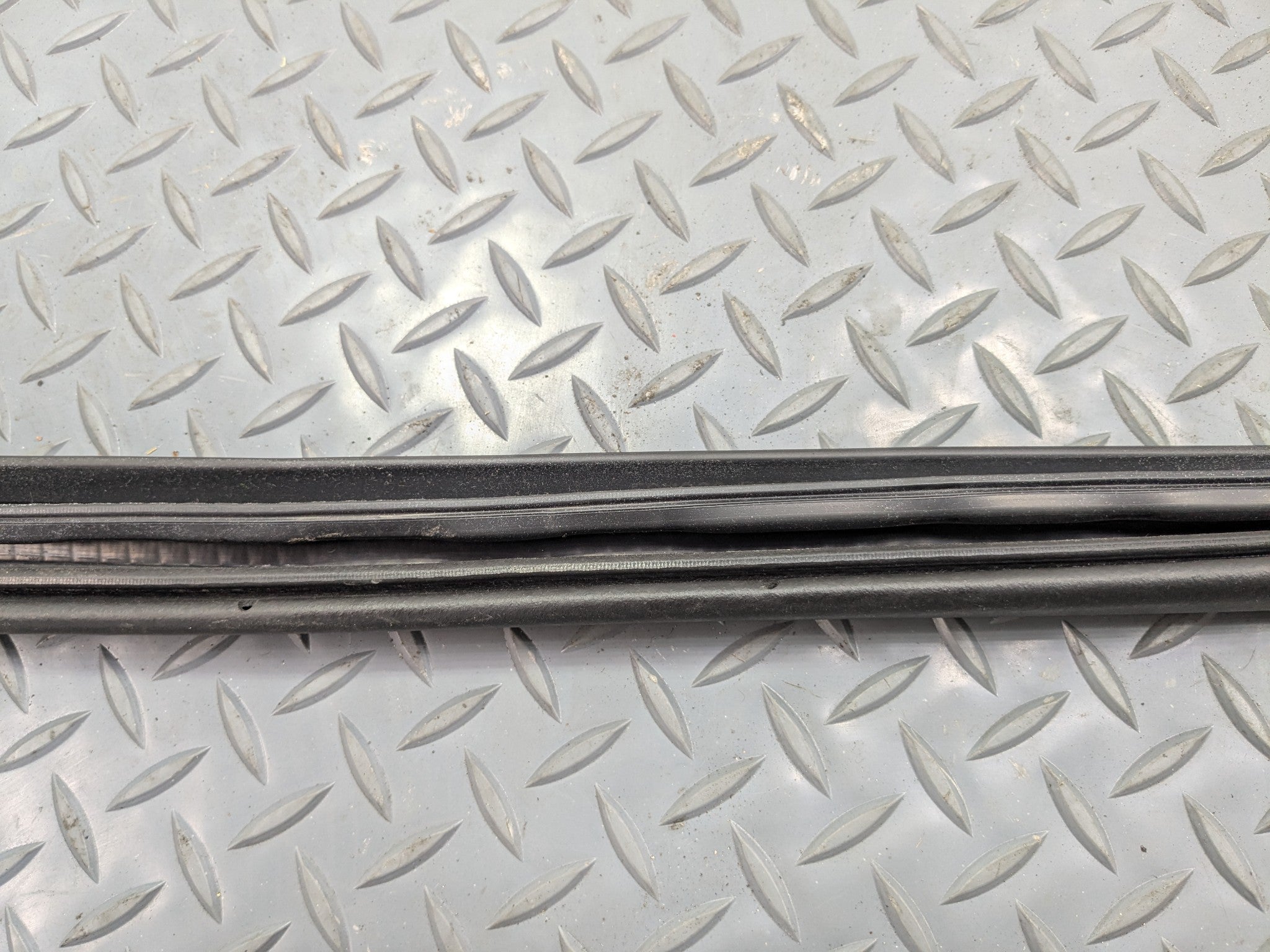 2011 - 2015 OEM FORD EXPLORER FRONT LEFT DRIVER SIDE WEATHER STRIP SEAL