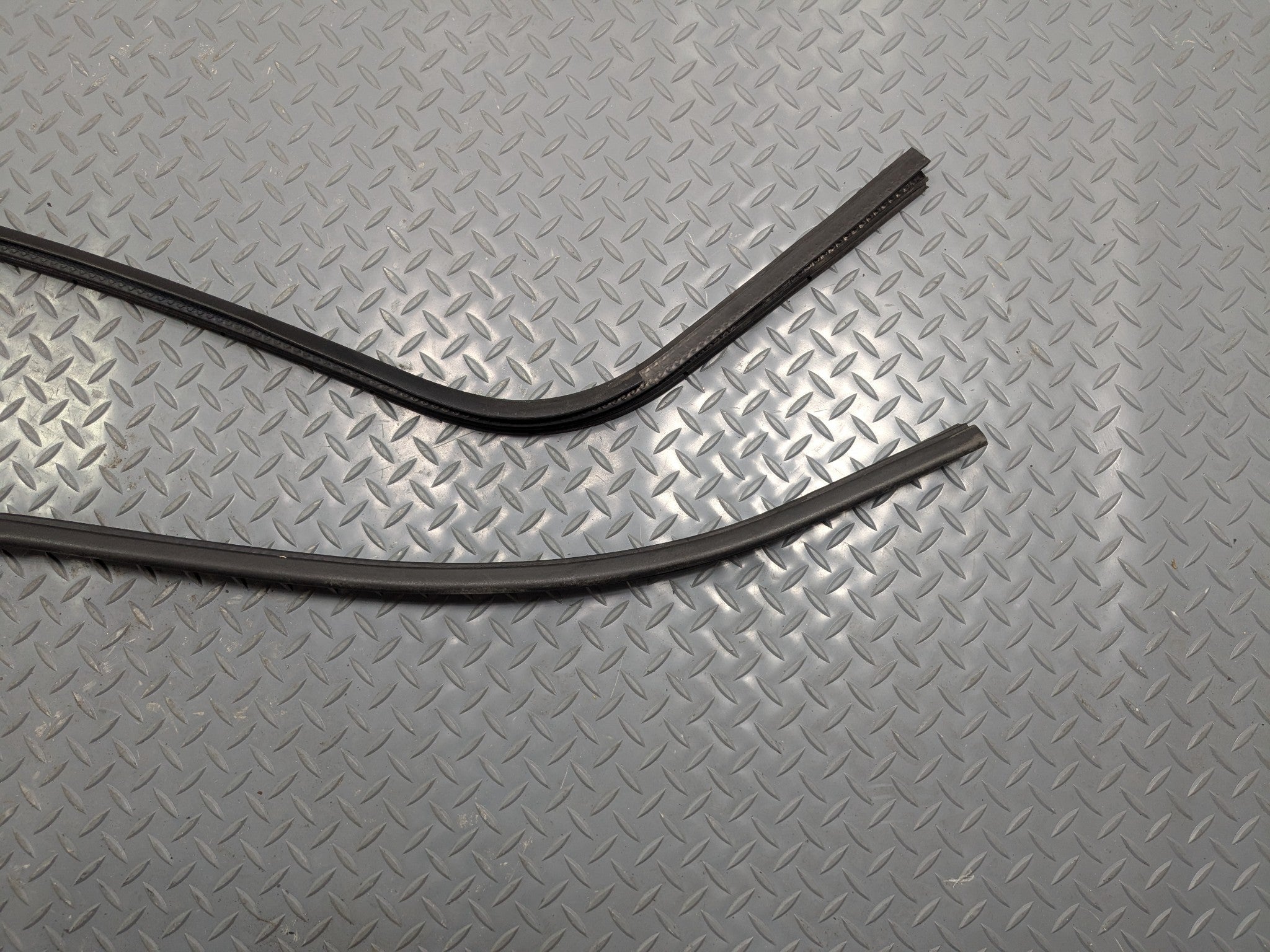 2011 - 2015 OEM FORD EXPLORER FRONT RIGHT PASSENGER SIDE WEATHER STRIP SEAL