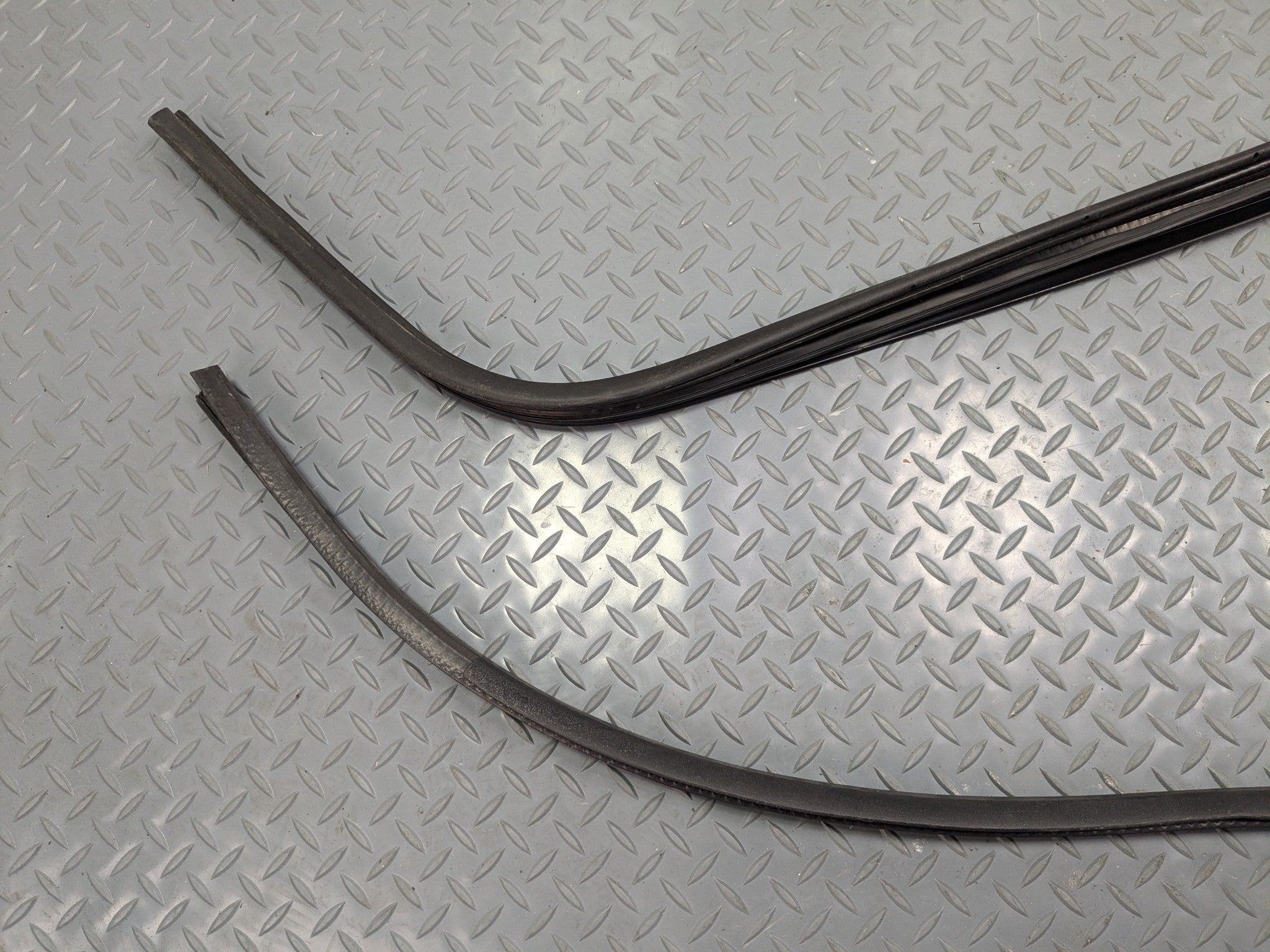 2011 - 2015 OEM FORD EXPLORER FRONT RIGHT PASSENGER SIDE WEATHER STRIP SEAL