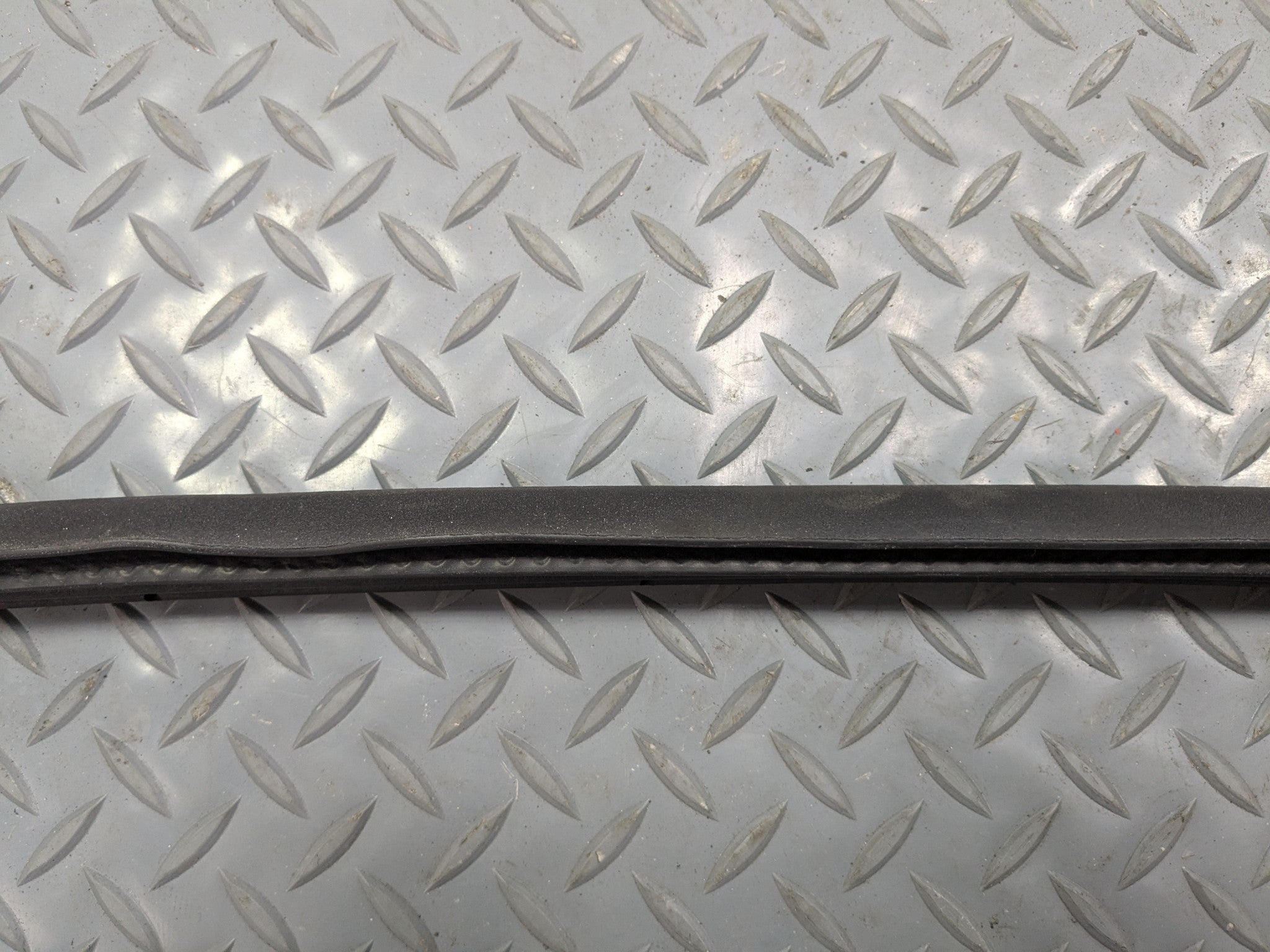 2011 - 2015 OEM FORD EXPLORER FRONT RIGHT PASSENGER SIDE WEATHER STRIP SEAL