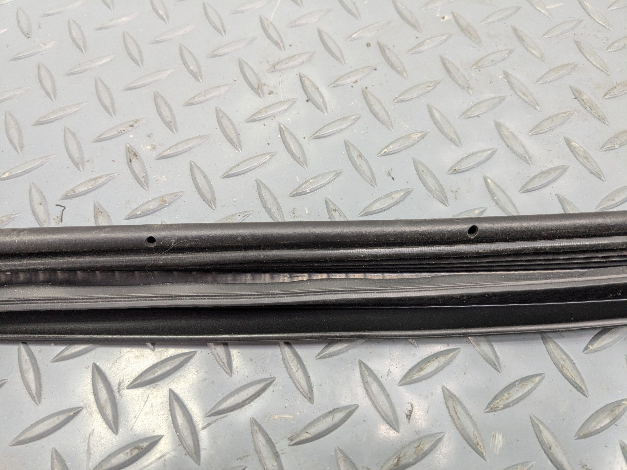 2011 - 2015 OEM FORD EXPLORER FRONT RIGHT PASSENGER SIDE WEATHER STRIP SEAL