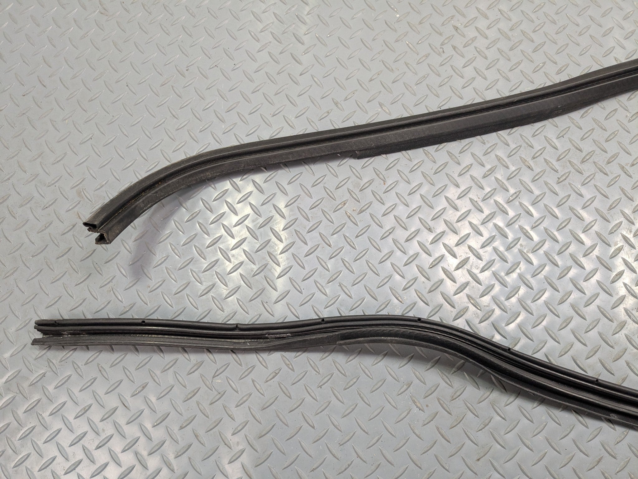 2011 - 2015 OEM FORD EXPLORER REAR LEFT DRIVER SIDE WEATHER STRIP SEAL