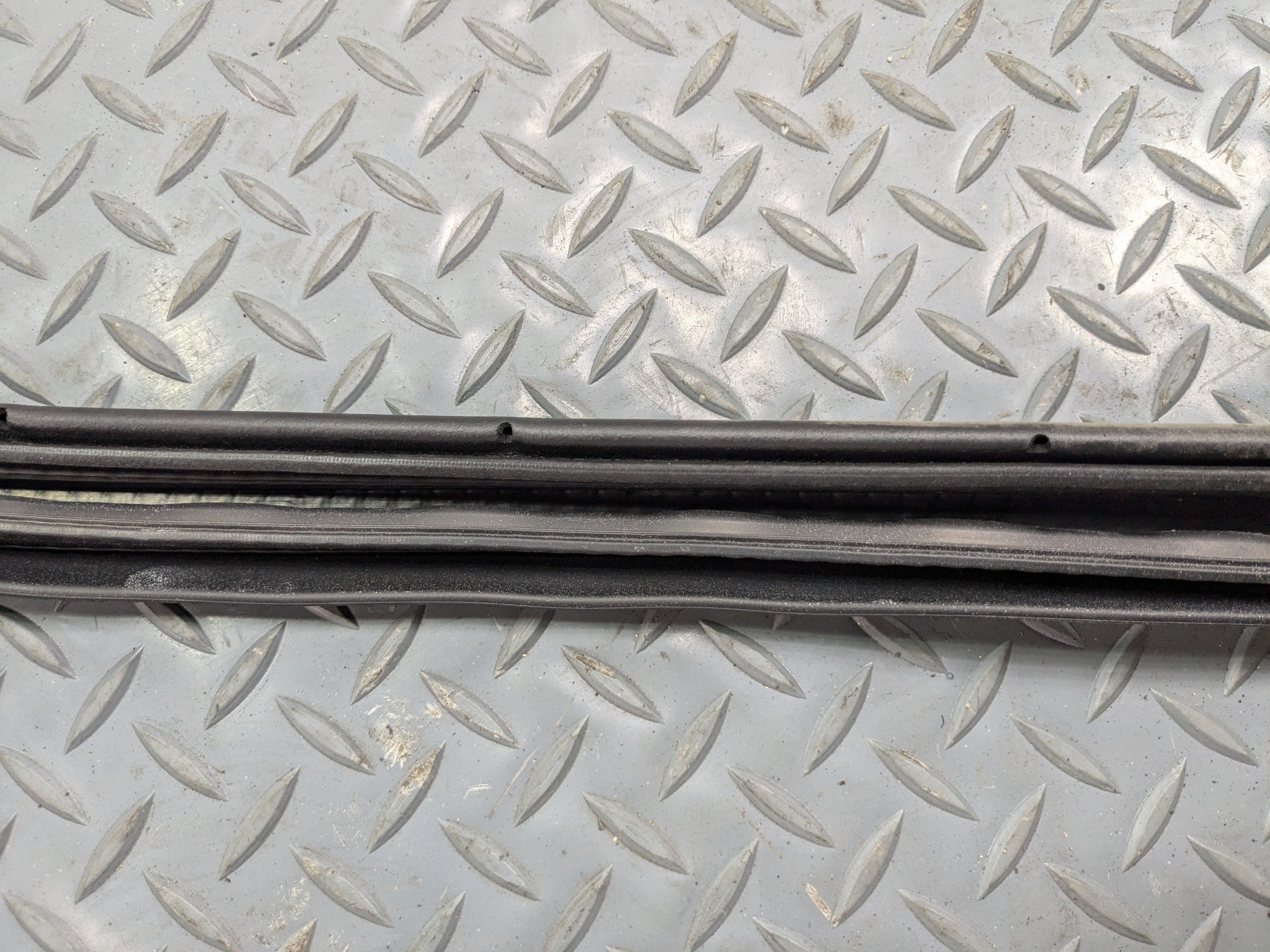 2011 - 2015 OEM FORD EXPLORER REAR LEFT DRIVER SIDE WEATHER STRIP SEAL