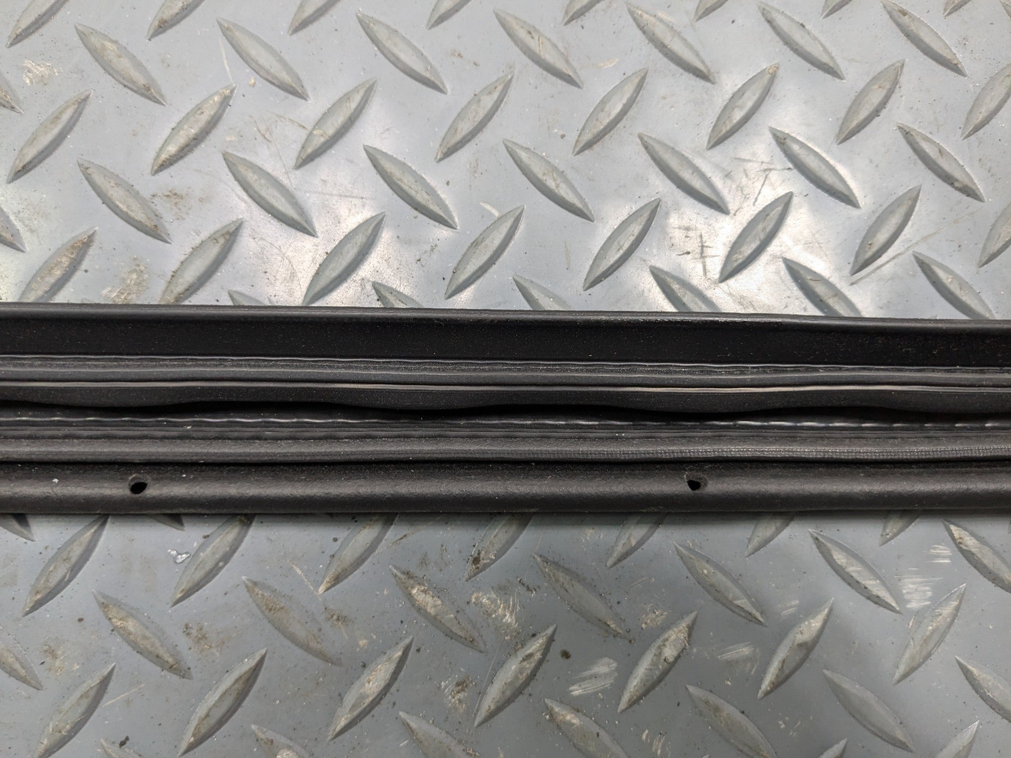 2011 - 2015 OEM FORD EXPLORER REAR RIGHT PASSENGER SIDE WEATHER STRIP SEAL