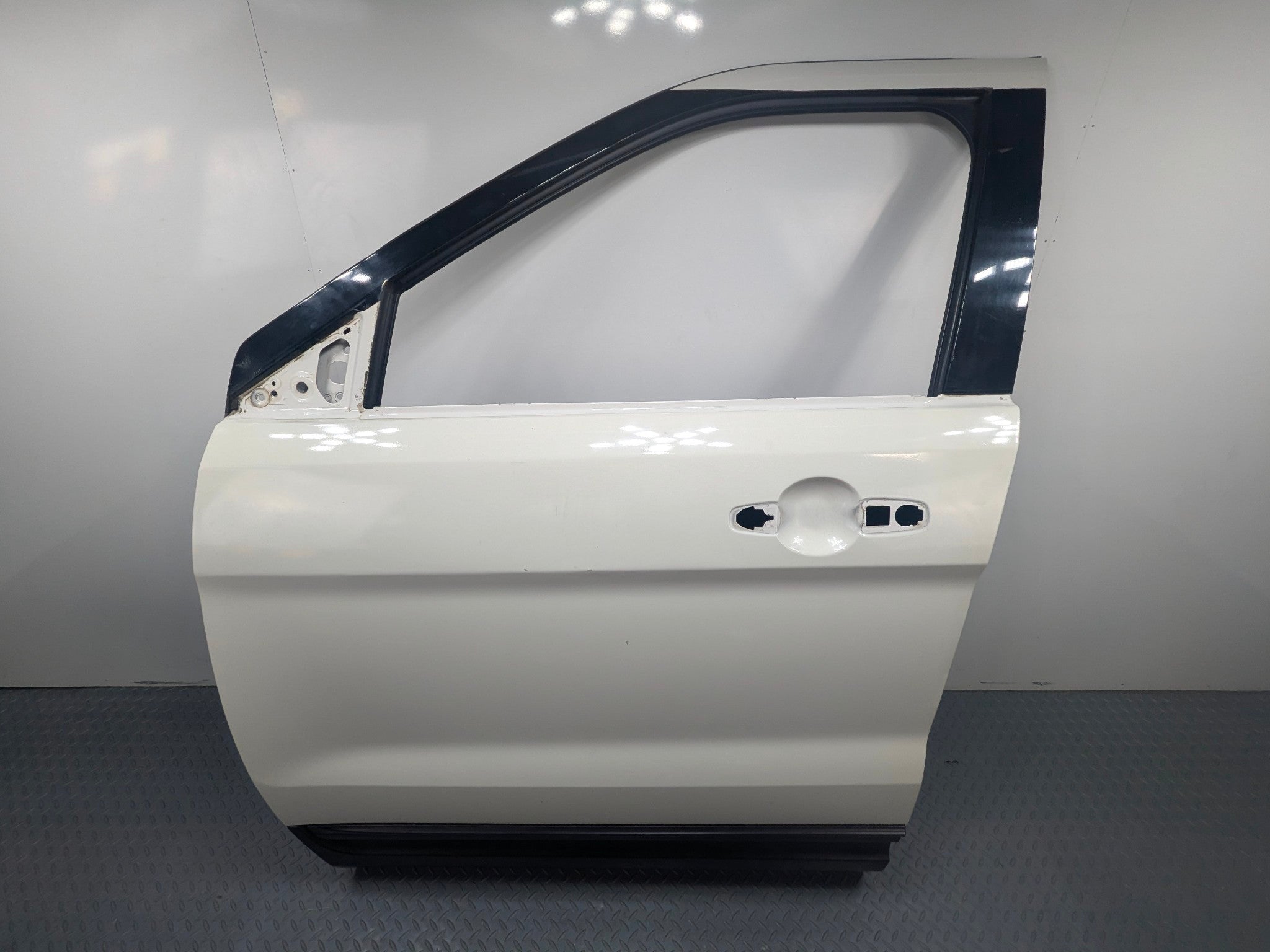 2011 - 2015 OEM FORD EXPLORER FRONT LEFT DRIVER SIDE DOOR SHELL PANEL WHITE
