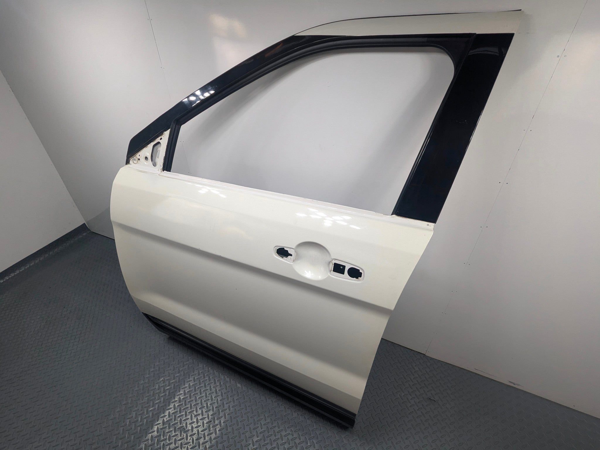 2011 - 2015 OEM FORD EXPLORER FRONT LEFT DRIVER SIDE DOOR SHELL PANEL WHITE