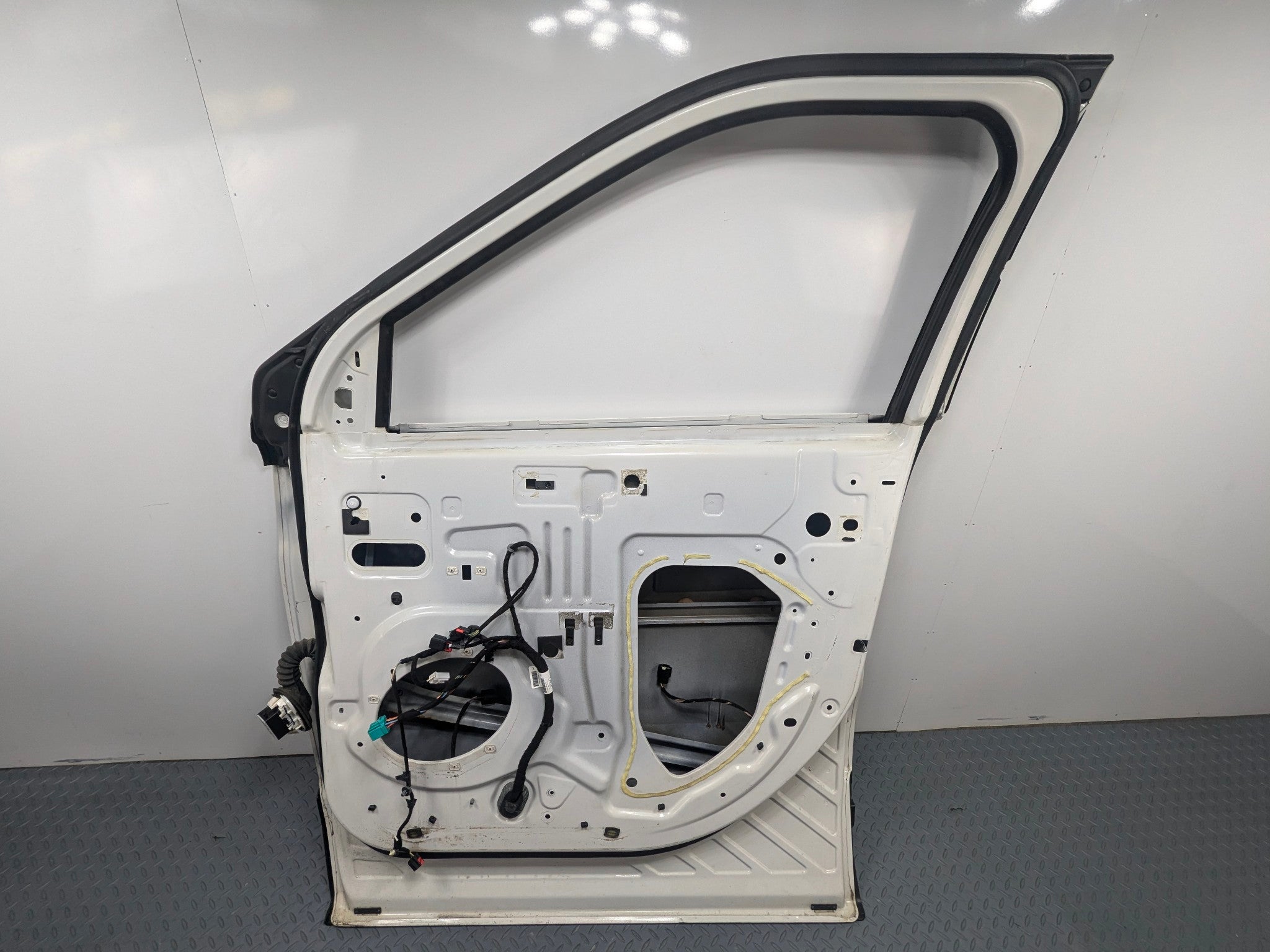 2011 - 2015 OEM FORD EXPLORER FRONT RIGHT PASSENGER SIDE DOOR SHELL PANEL WHITE