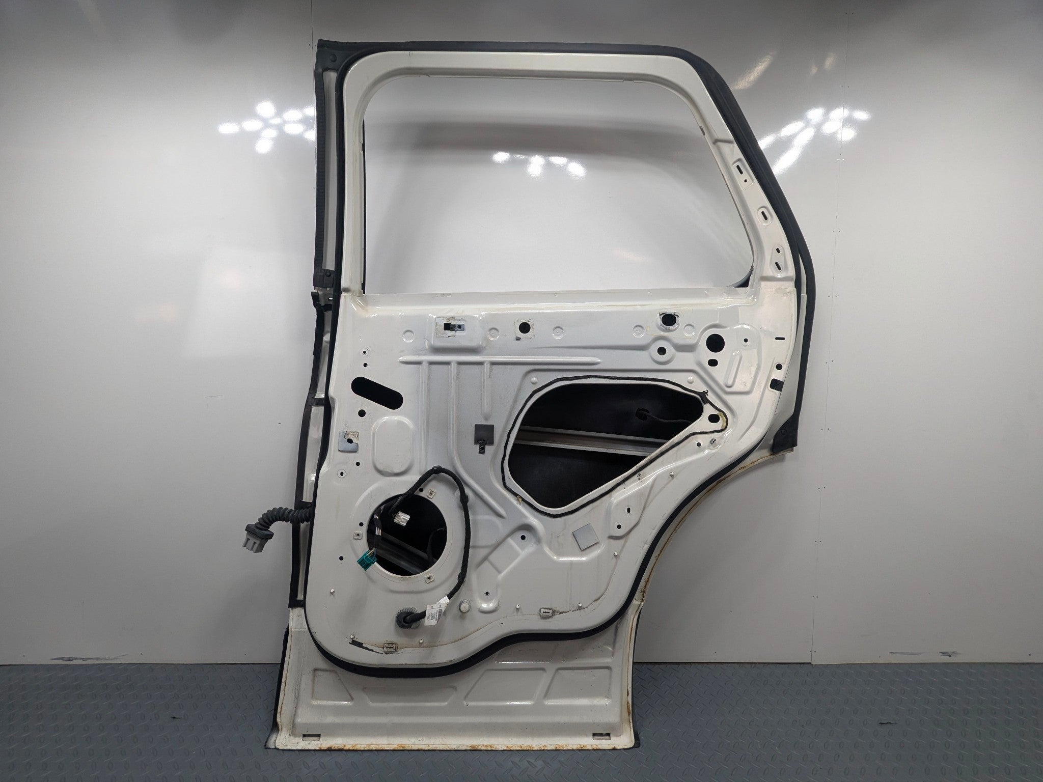 2011 - 2015 OEM FORD EXPLORER REAR RIGHT PASSENGER DOOR SHELL PANEL WHITE