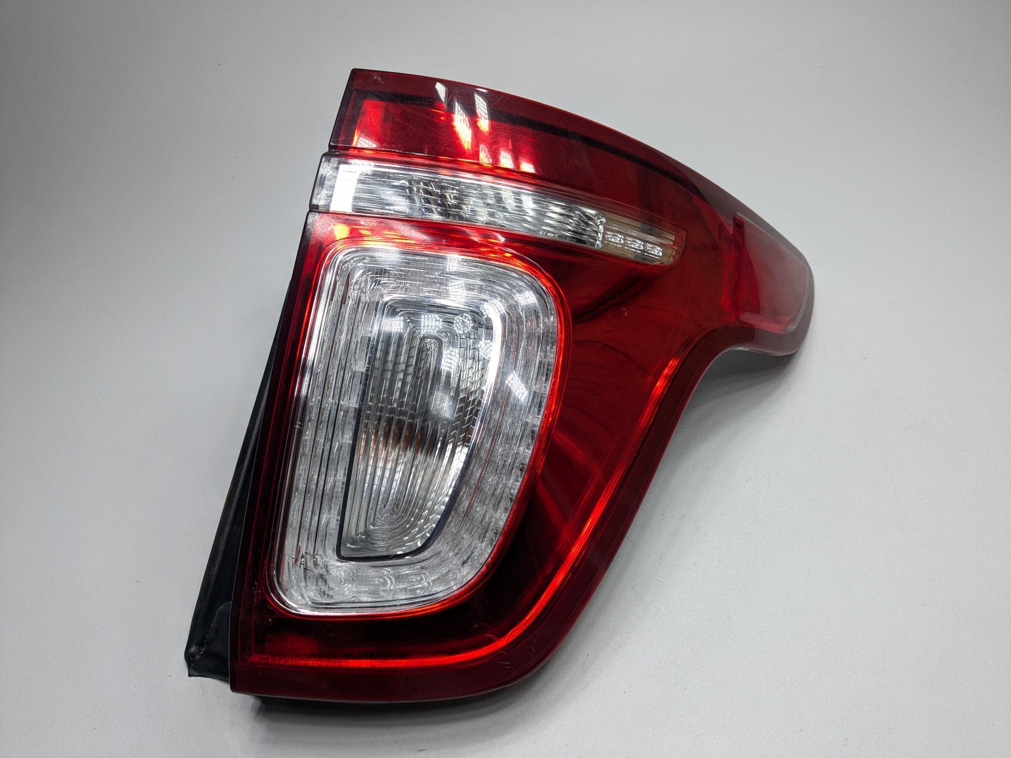 2011 - 2015 OEM FORD EXPLORER REAR RIGHT PASSENGER SIDE LED TAIL LIGHT