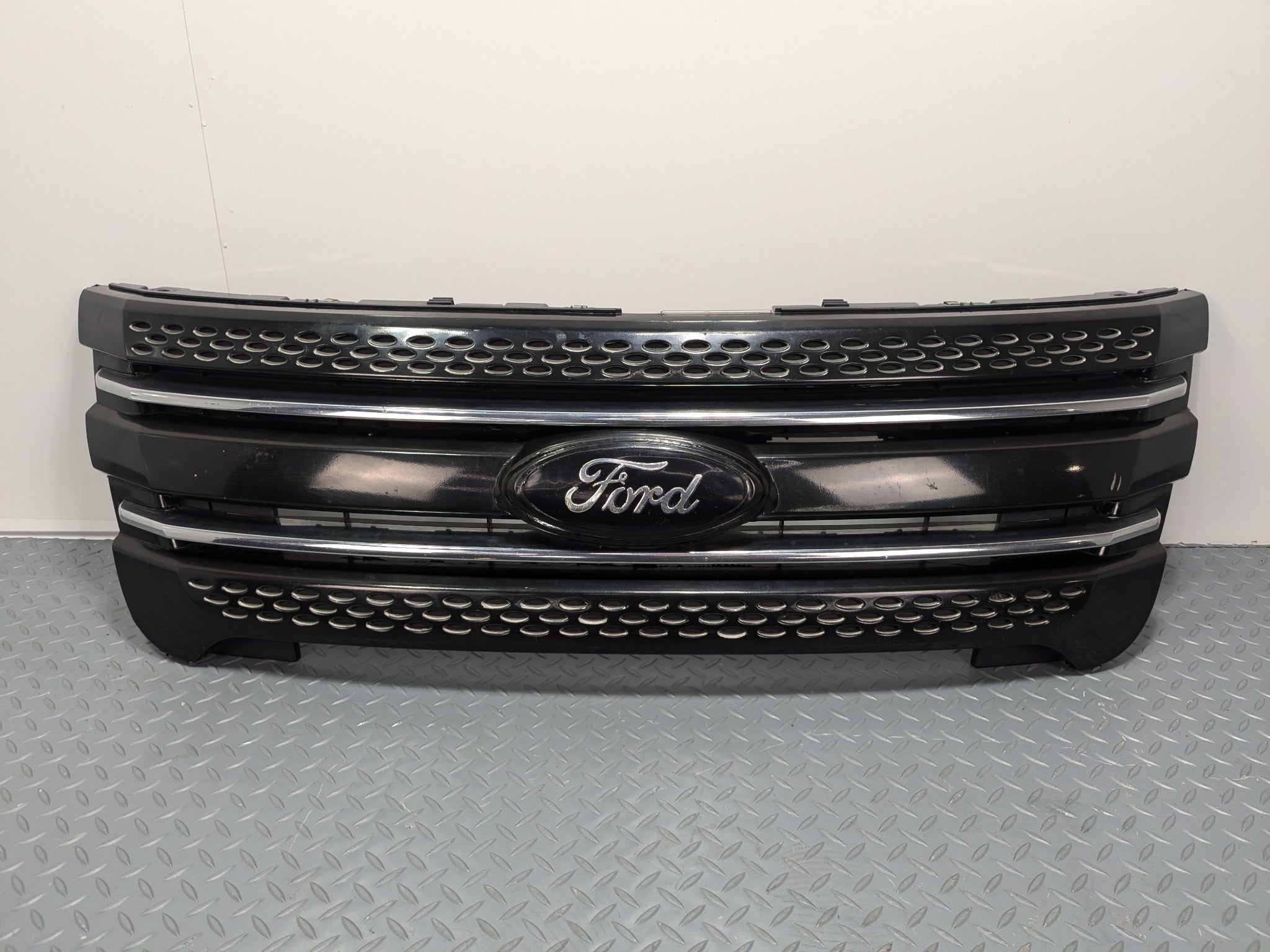 2011 - 2015 OEM FORD EXPLORER UPPER FRONT GRILL GRILLE BLACK