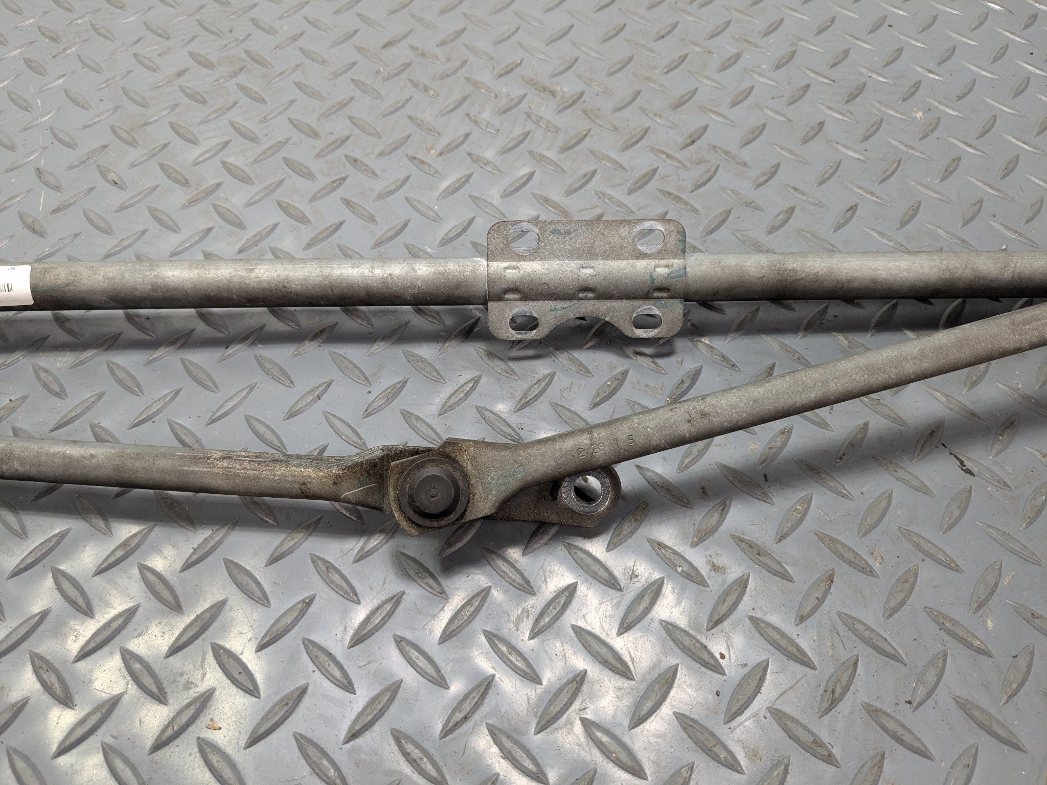 2011 - 2015 OEM FORD EXPLORER TRUNK WINDSHIELD WIPER LINKAGE TRANSMISSION