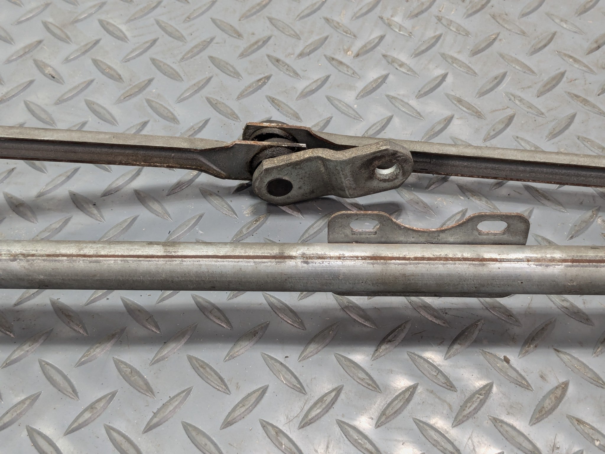 2011 - 2015 OEM FORD EXPLORER TRUNK WINDSHIELD WIPER LINKAGE TRANSMISSION