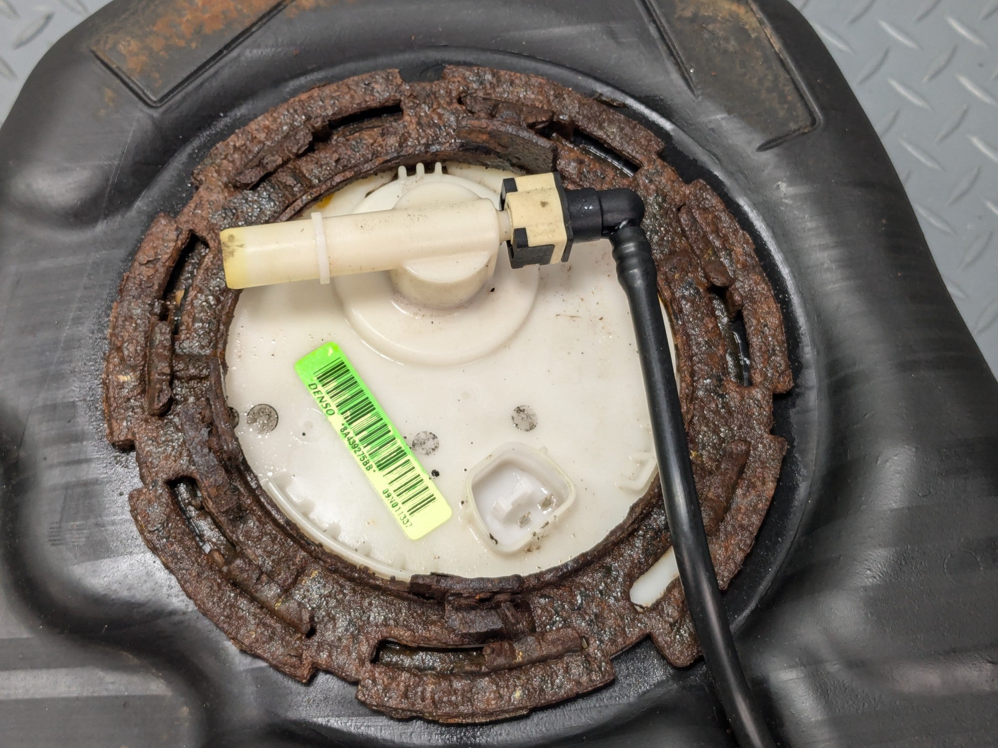 2011 - 2015 OEM FORD EXPLORER FUEL AND GAS TANK GENUINE ASSEMBLY