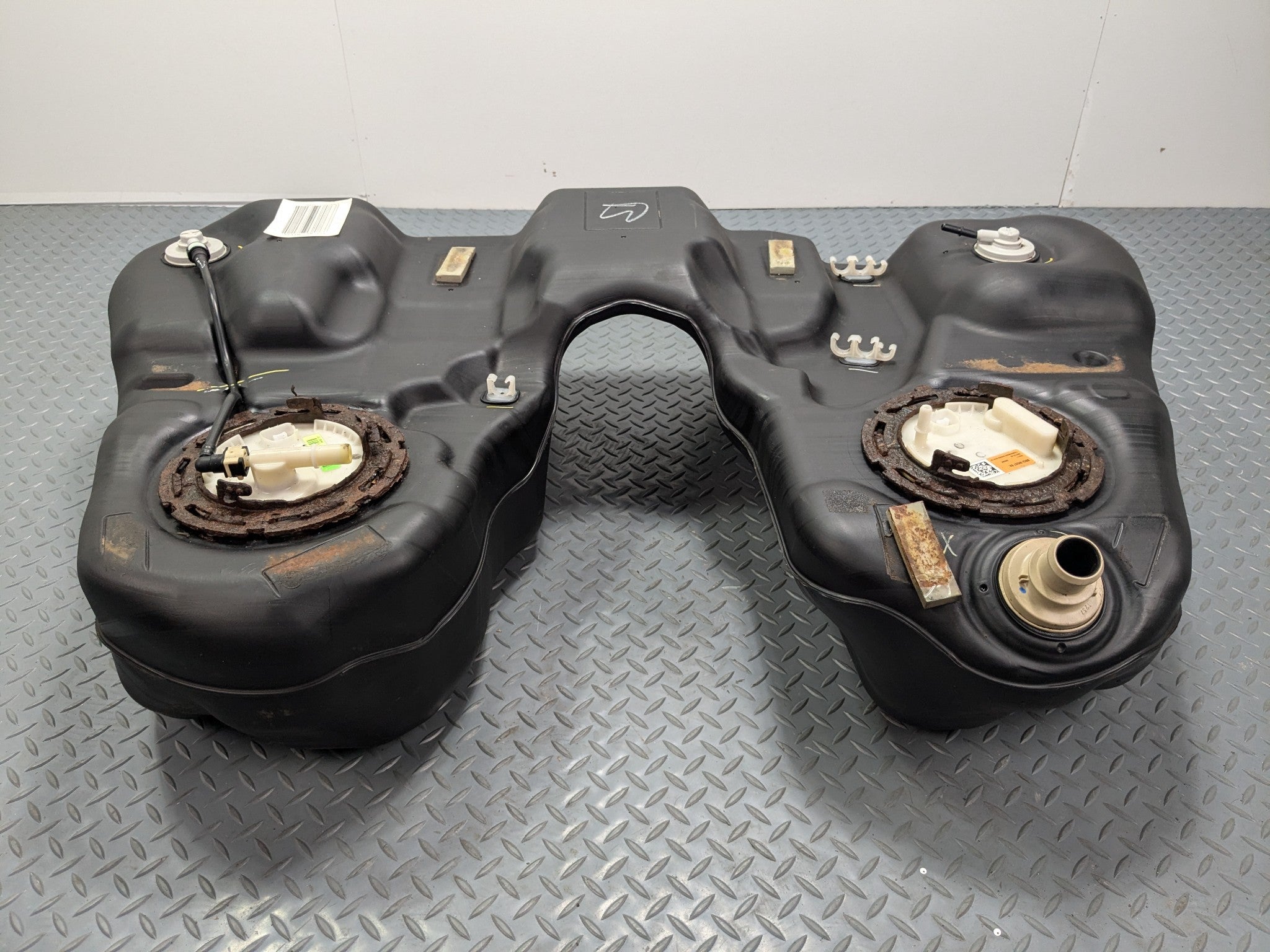 2011 - 2015 OEM FORD EXPLORER FUEL AND GAS TANK GENUINE ASSEMBLY