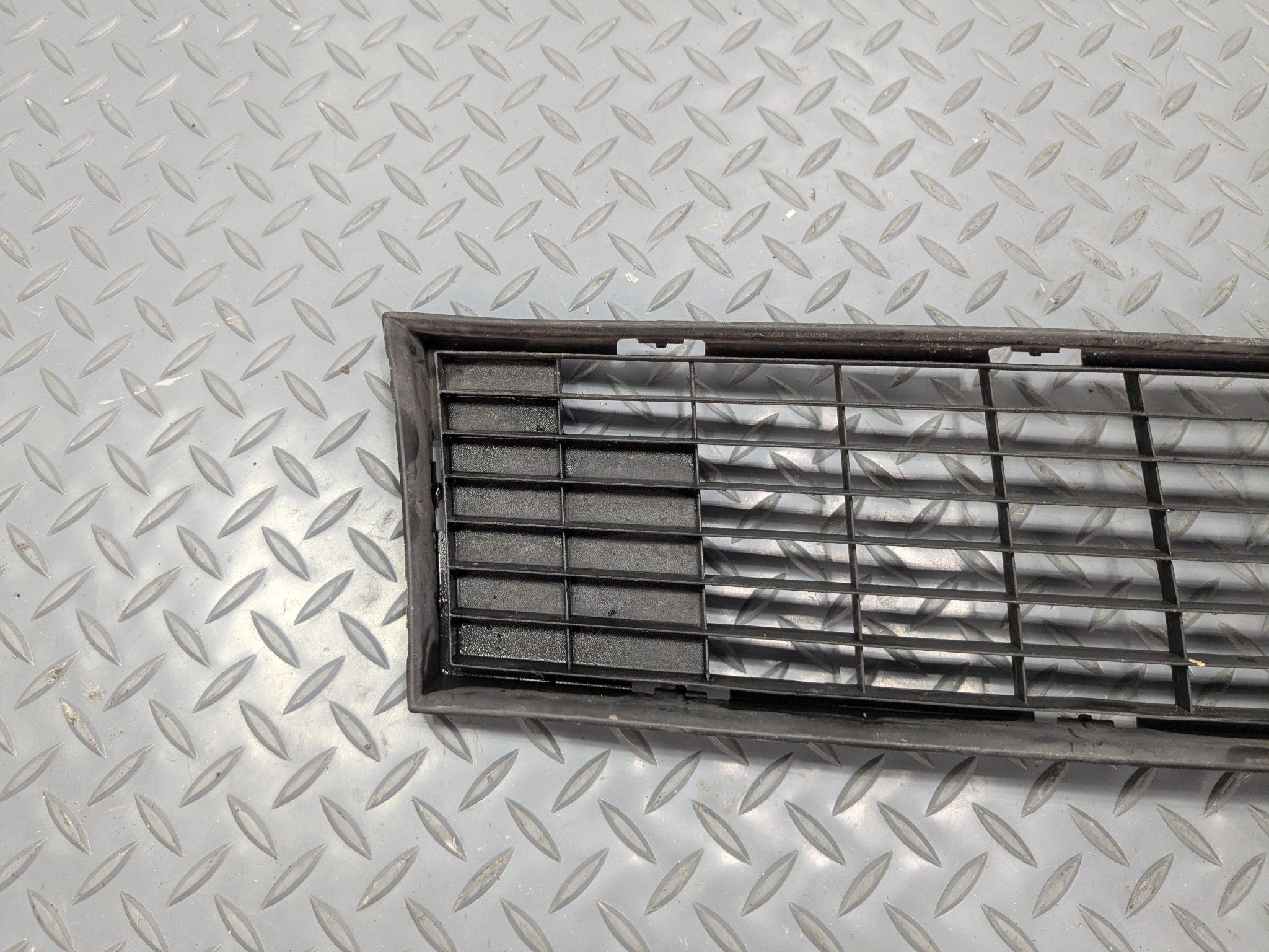 2011 - 2015 OEM FORD EXPLORER FRONT BUMPER LOWER MOUNTED GRILLE