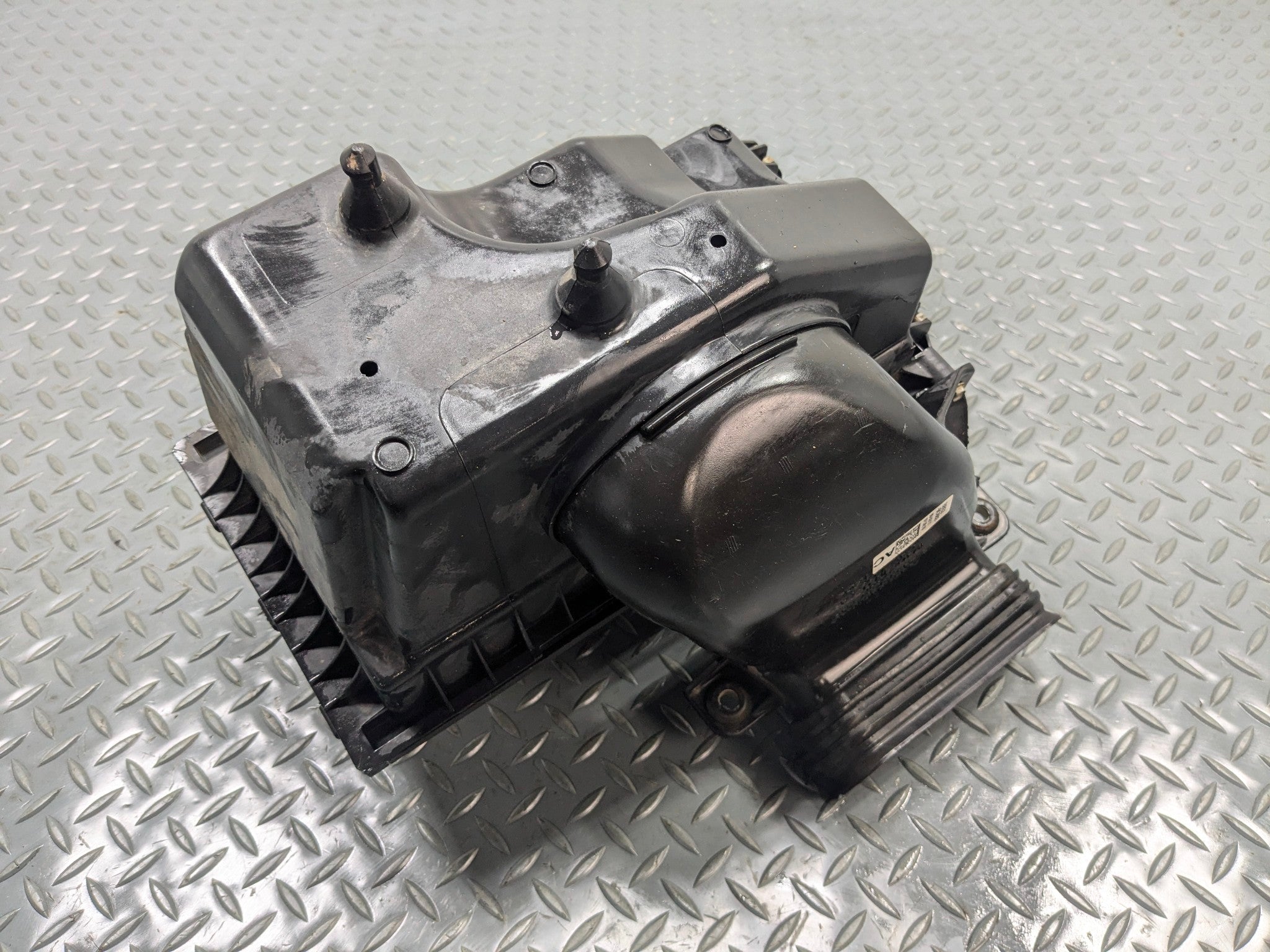 2011 - 2015 OEM FORD EXPLORER ENGINE AIR CLEANER BOX ASSEMBLY
