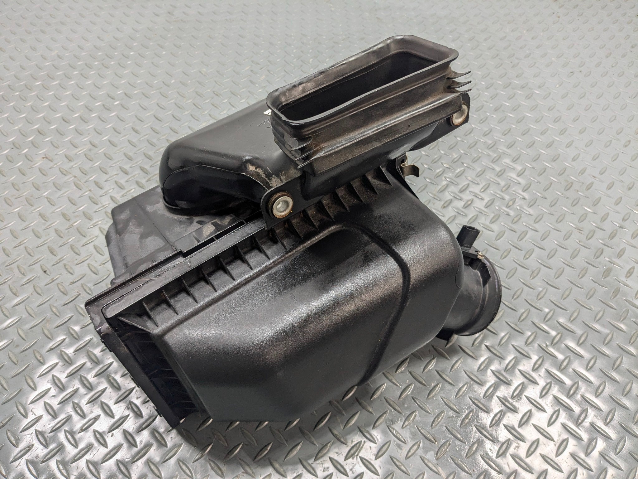 2011 - 2015 OEM FORD EXPLORER ENGINE AIR CLEANER BOX ASSEMBLY
