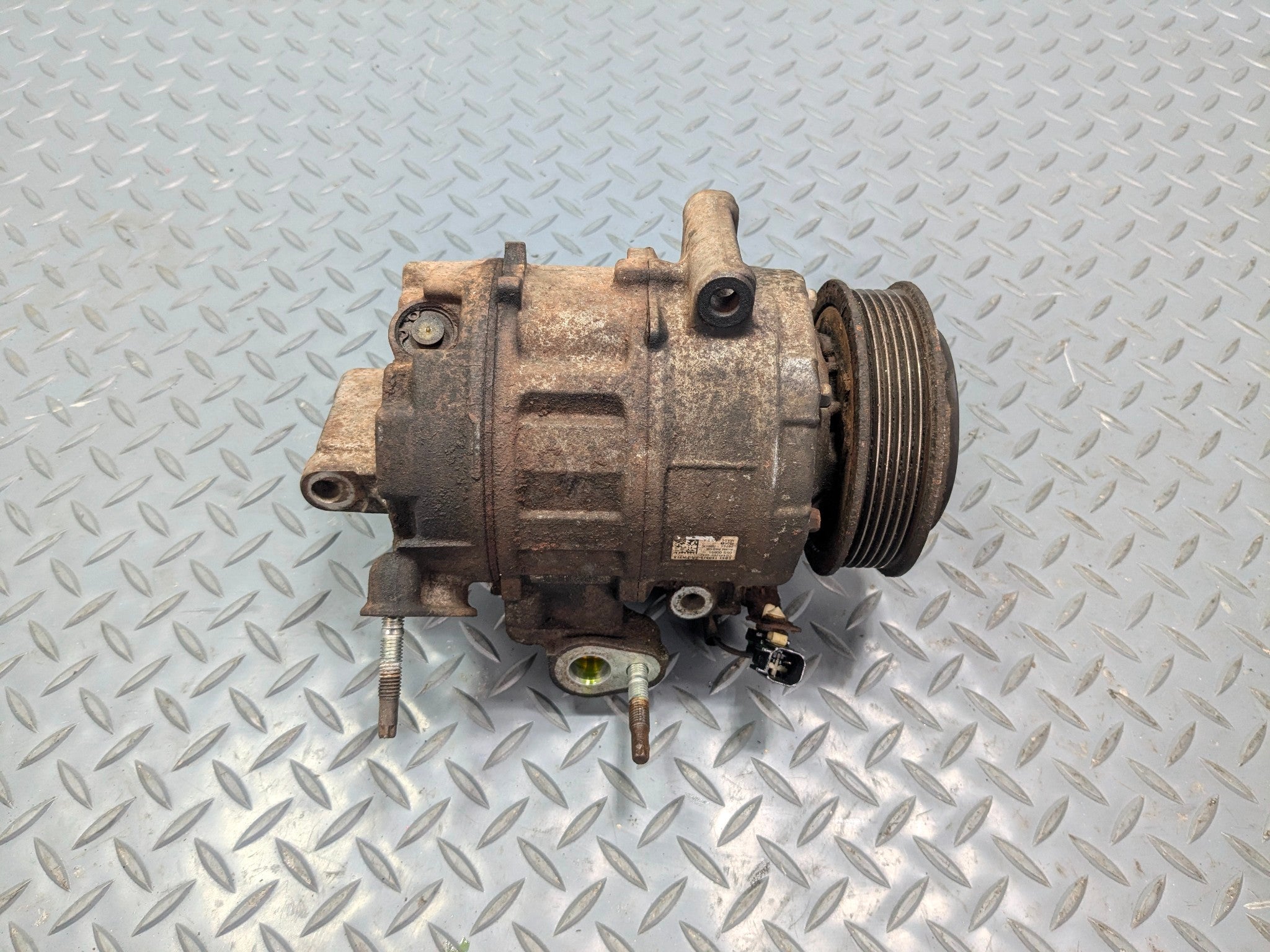 2011 - 2015 OEM FORD EXPLORER AIR CONDITIONING AC COMPRESSOR ASSEMBLY