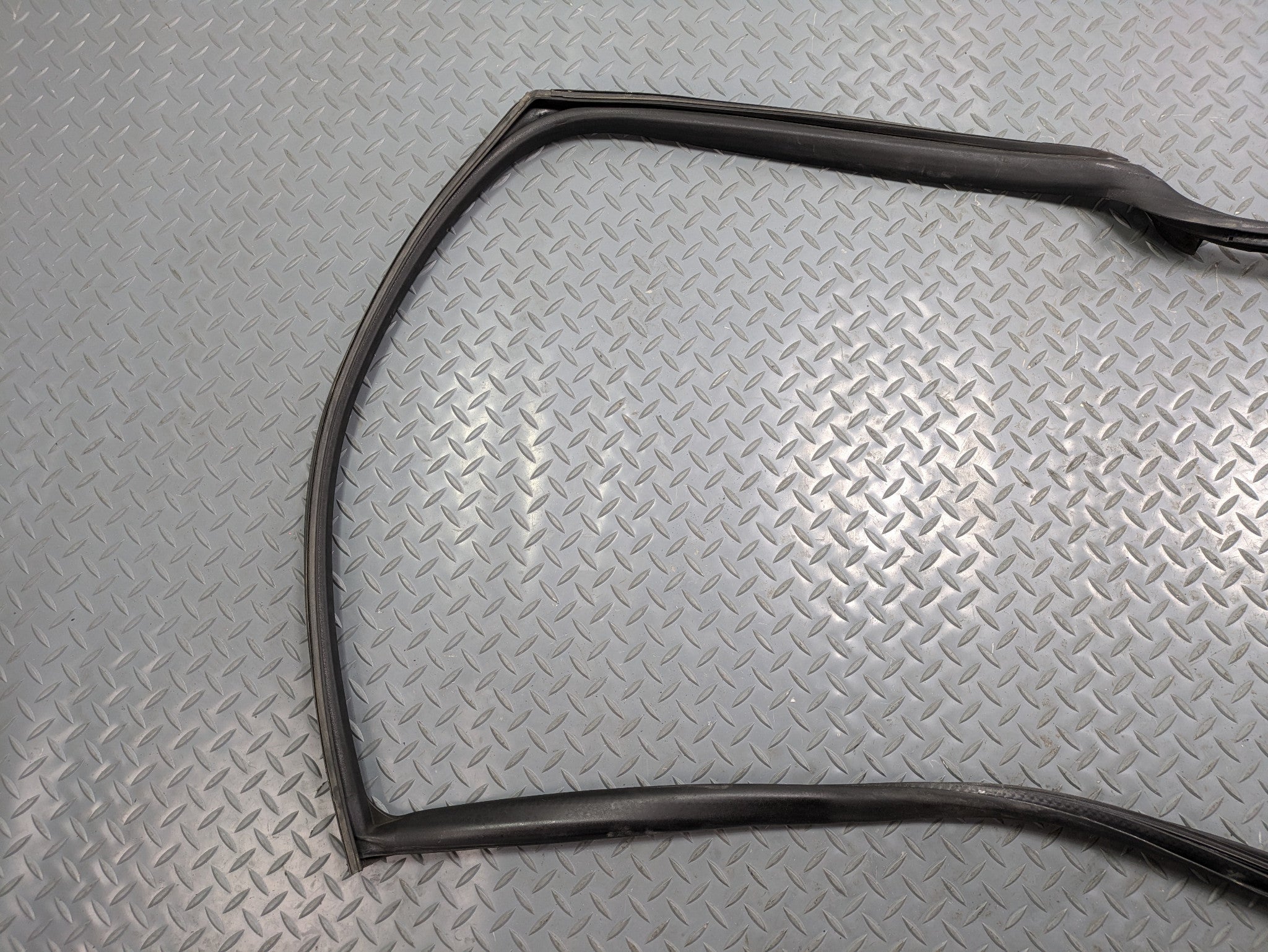 2011 - 2013 OEM MINI COOPER FRONT RIGHT SIDE DOOR SEAL WEATHERSTRIP RUBBER