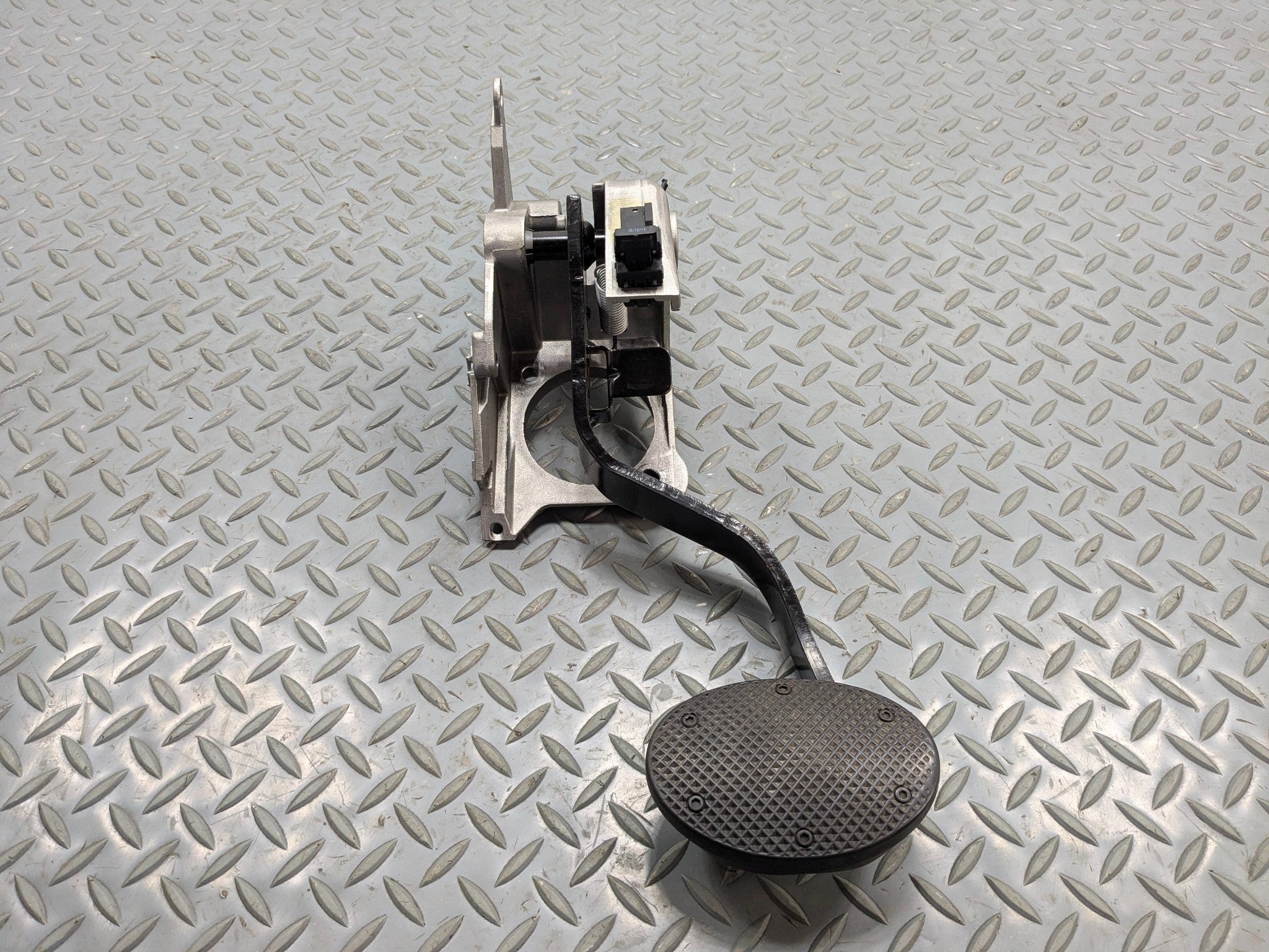 11 - 13 OEM MINI COOPER PARKING BRAKE PEDAL FOOT STEP PAD WITH BRACKET ASSEMBLY