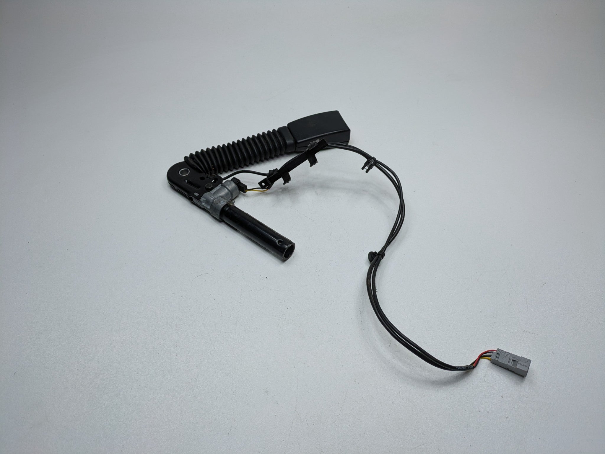 2011 - 2013 OEM MINI COOPER FRONT LEFT DRIVER SIDE SEAT BELT TENSIONER BUCKLE