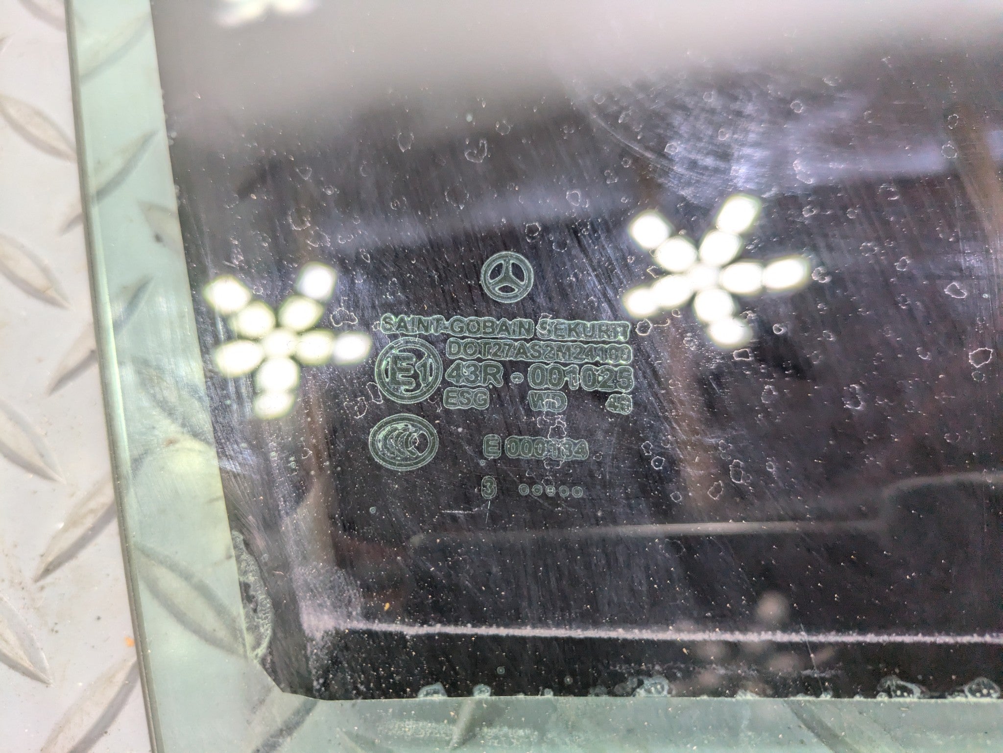 2004 - 2006 OEM MERCEDES-BENZ C230 FRONT RIGHT PASSENGER SIDE DOOR WINDOW GLASS