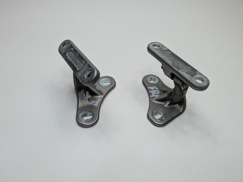 04 - 06 OEM MERCEDES-BENZ C230 FRONT RIGHT SIDE UPPER AND LOWER DOOR HINGES SET