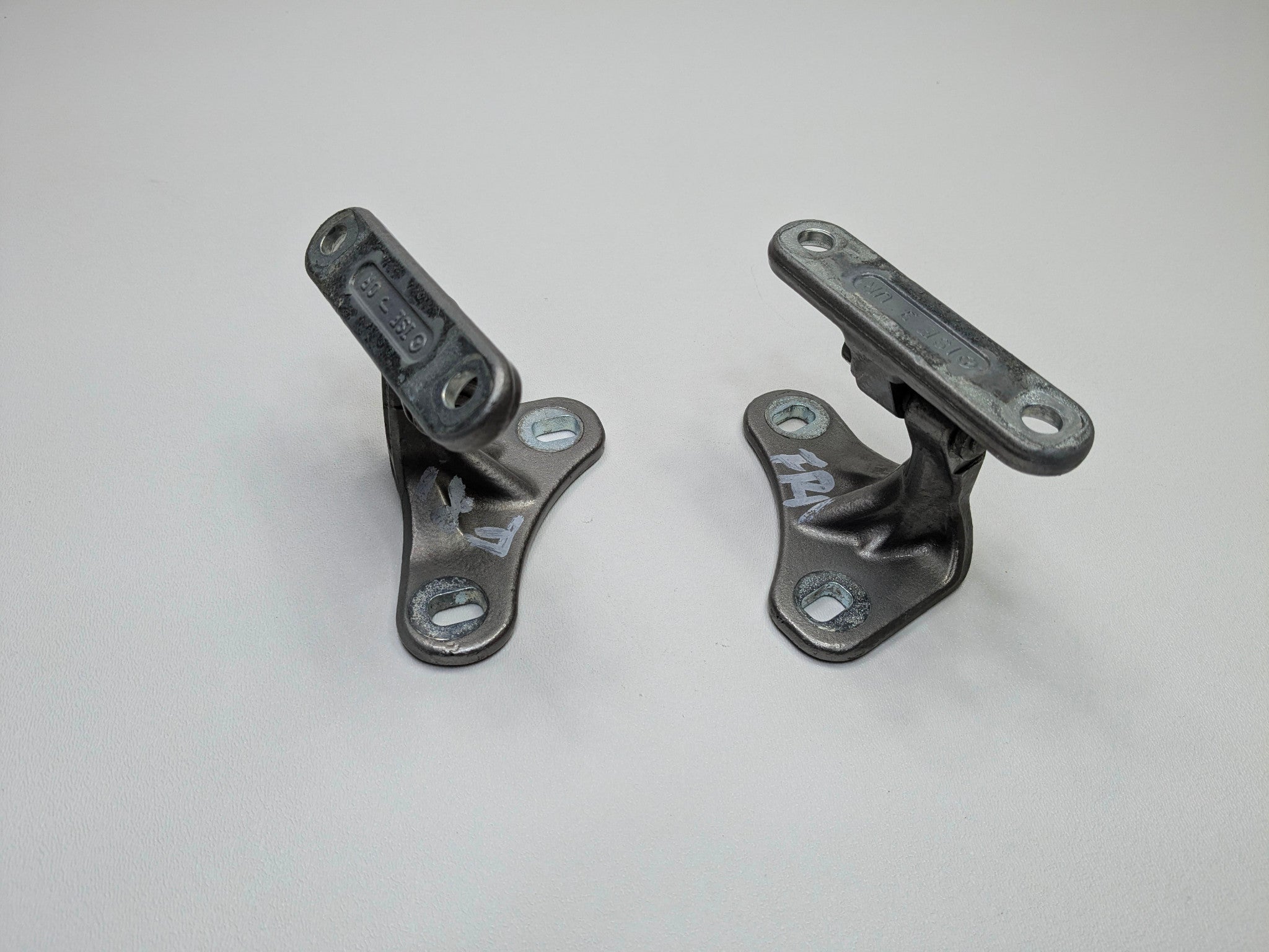 04 - 06 OEM MERCEDES-BENZ C230 FRONT RIGHT SIDE UPPER AND LOWER DOOR HINGES SET