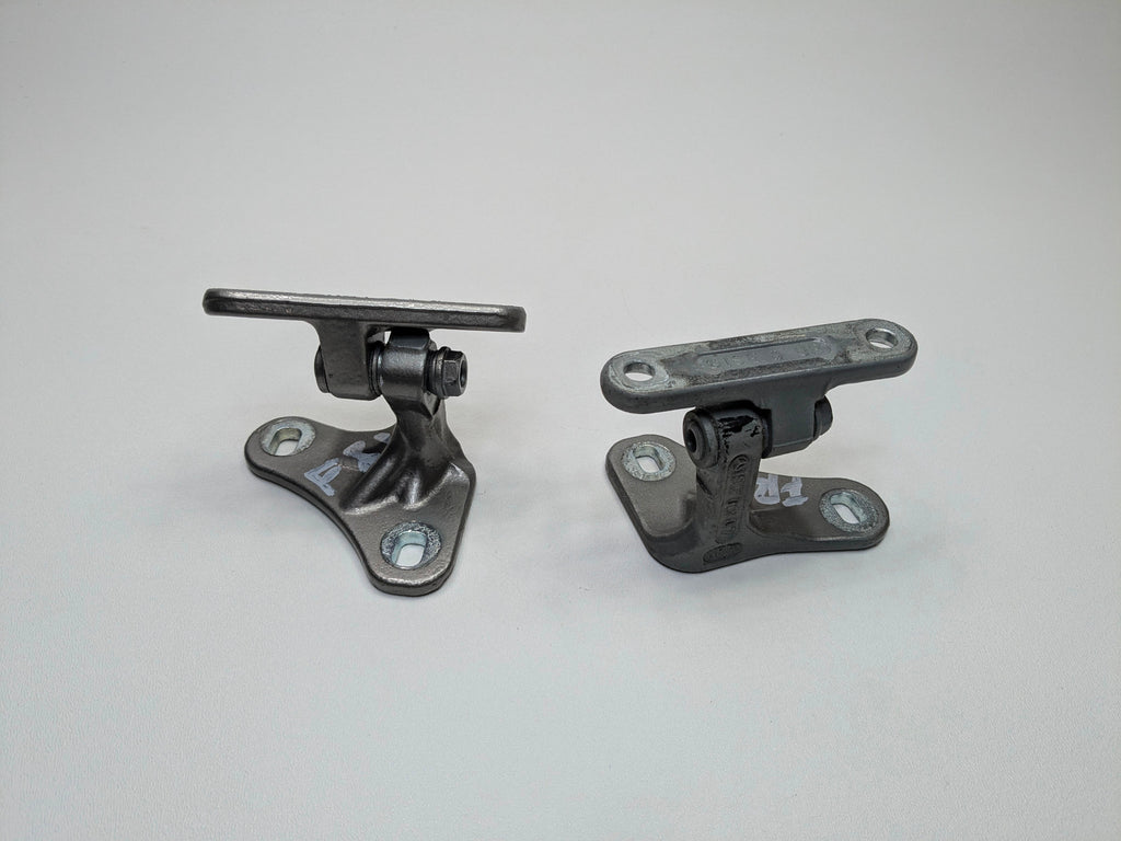 04 - 06 OEM MERCEDES-BENZ C230 FRONT RIGHT SIDE UPPER AND LOWER DOOR HINGES SET