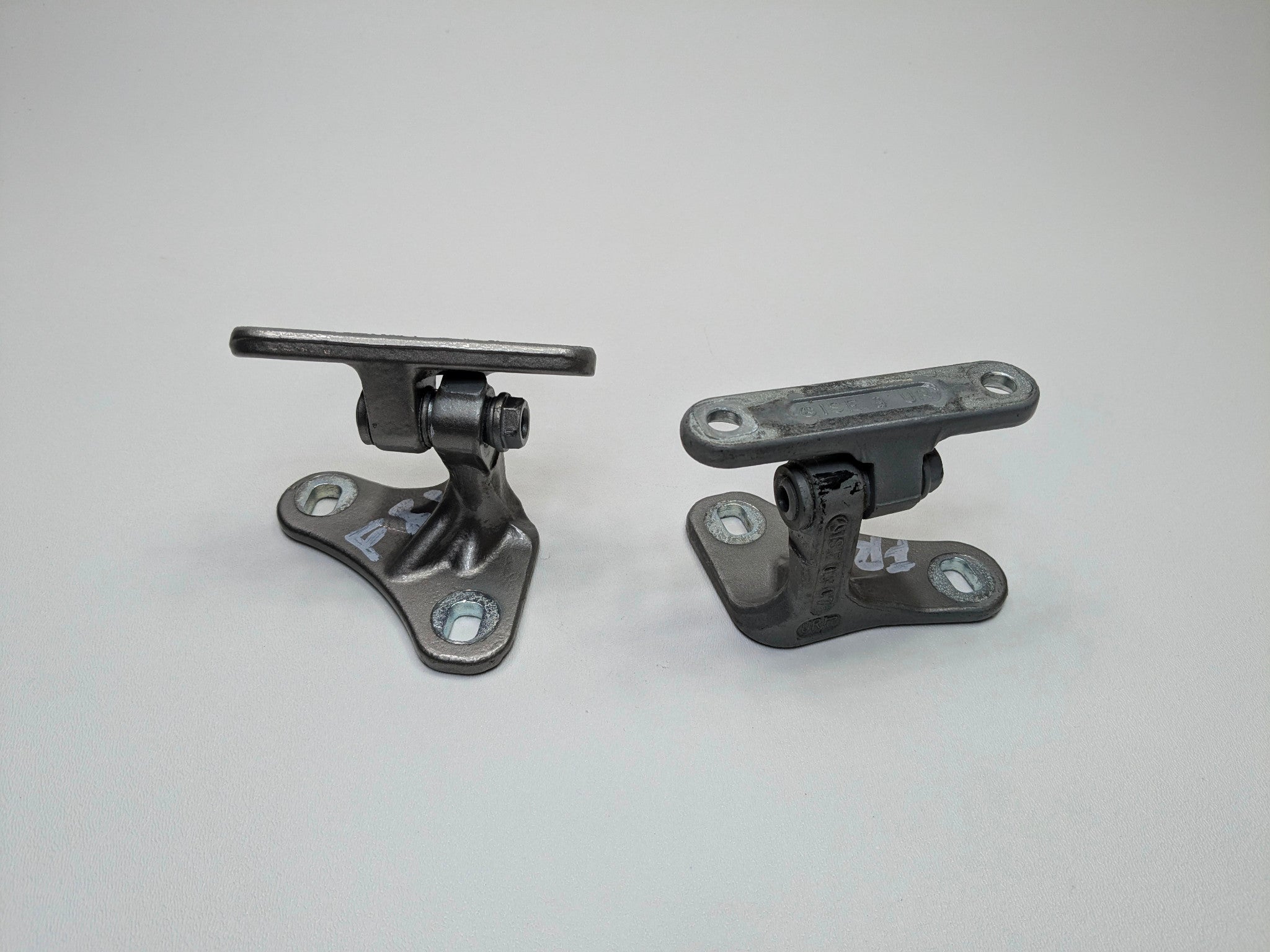 04 - 06 OEM MERCEDES-BENZ C230 FRONT RIGHT SIDE UPPER AND LOWER DOOR HINGES SET