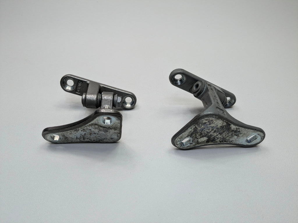 04 - 06 OEM MERCEDES-BENZ C230 FRONT RIGHT SIDE UPPER AND LOWER DOOR HINGES SET