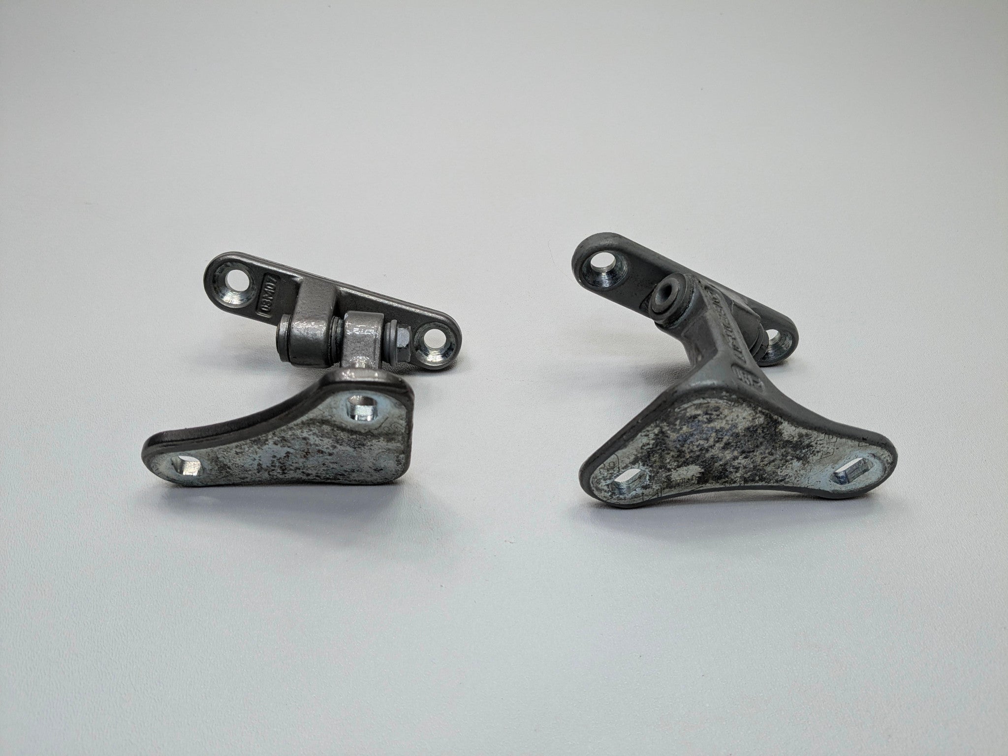 04 - 06 OEM MERCEDES-BENZ C230 FRONT RIGHT SIDE UPPER AND LOWER DOOR HINGES SET