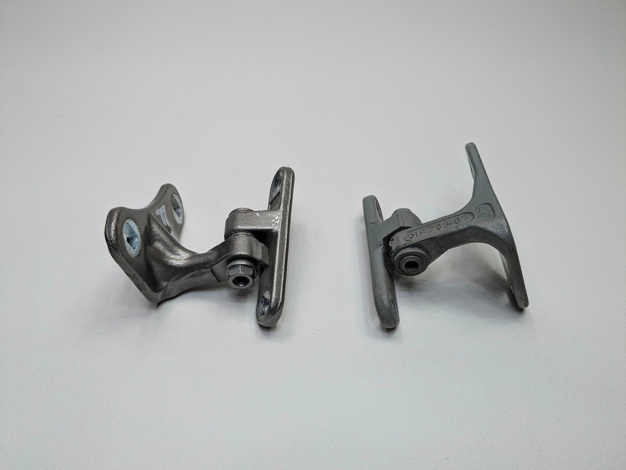 04 - 06 OEM MERCEDES-BENZ C230 FRONT RIGHT SIDE UPPER AND LOWER DOOR HINGES SET
