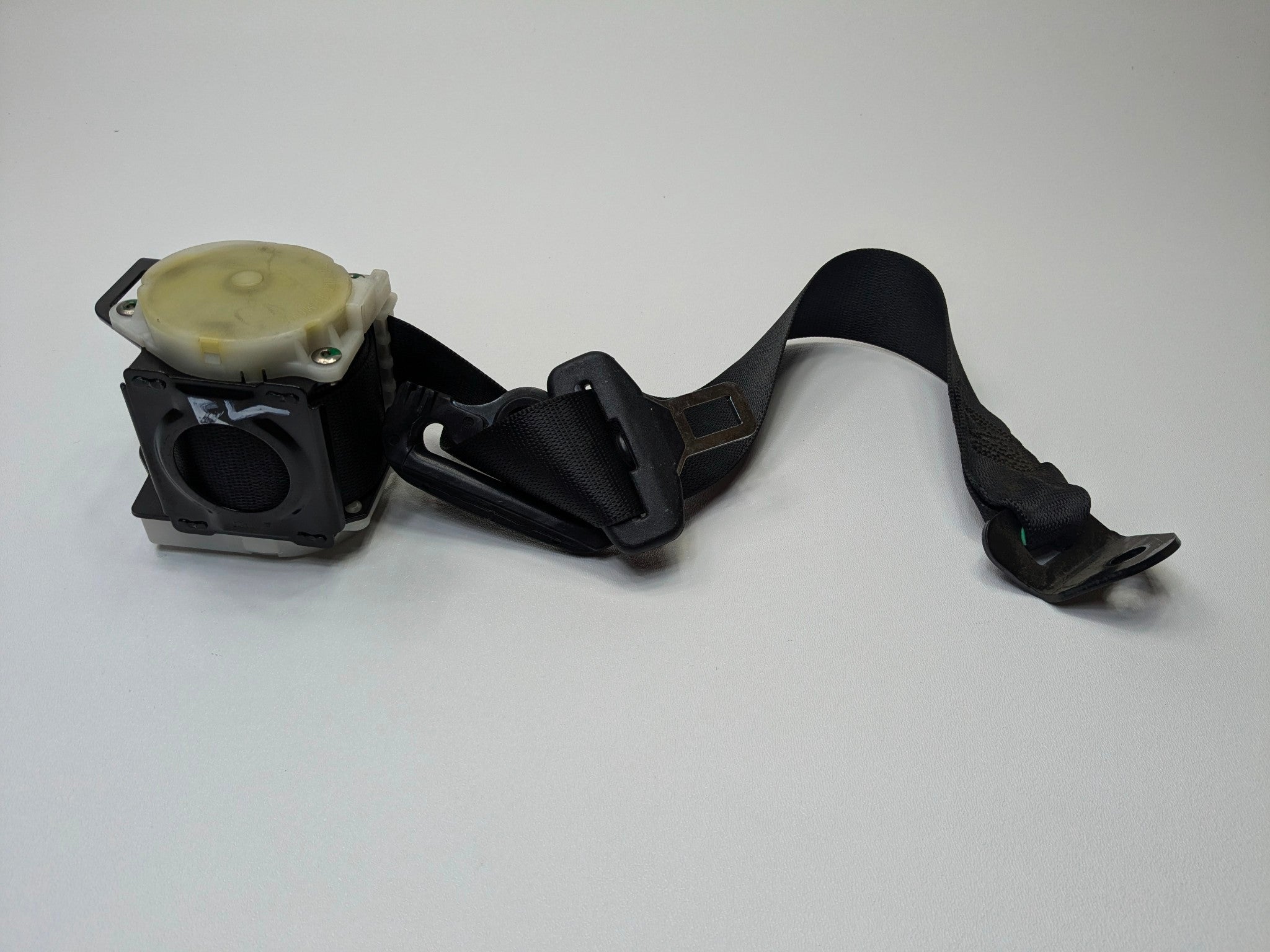 2004 - 2006 OEM MERCEDES-BENZ C230 REAR LEFT DRIVER SIDE SEAT BELT RETRACTOR