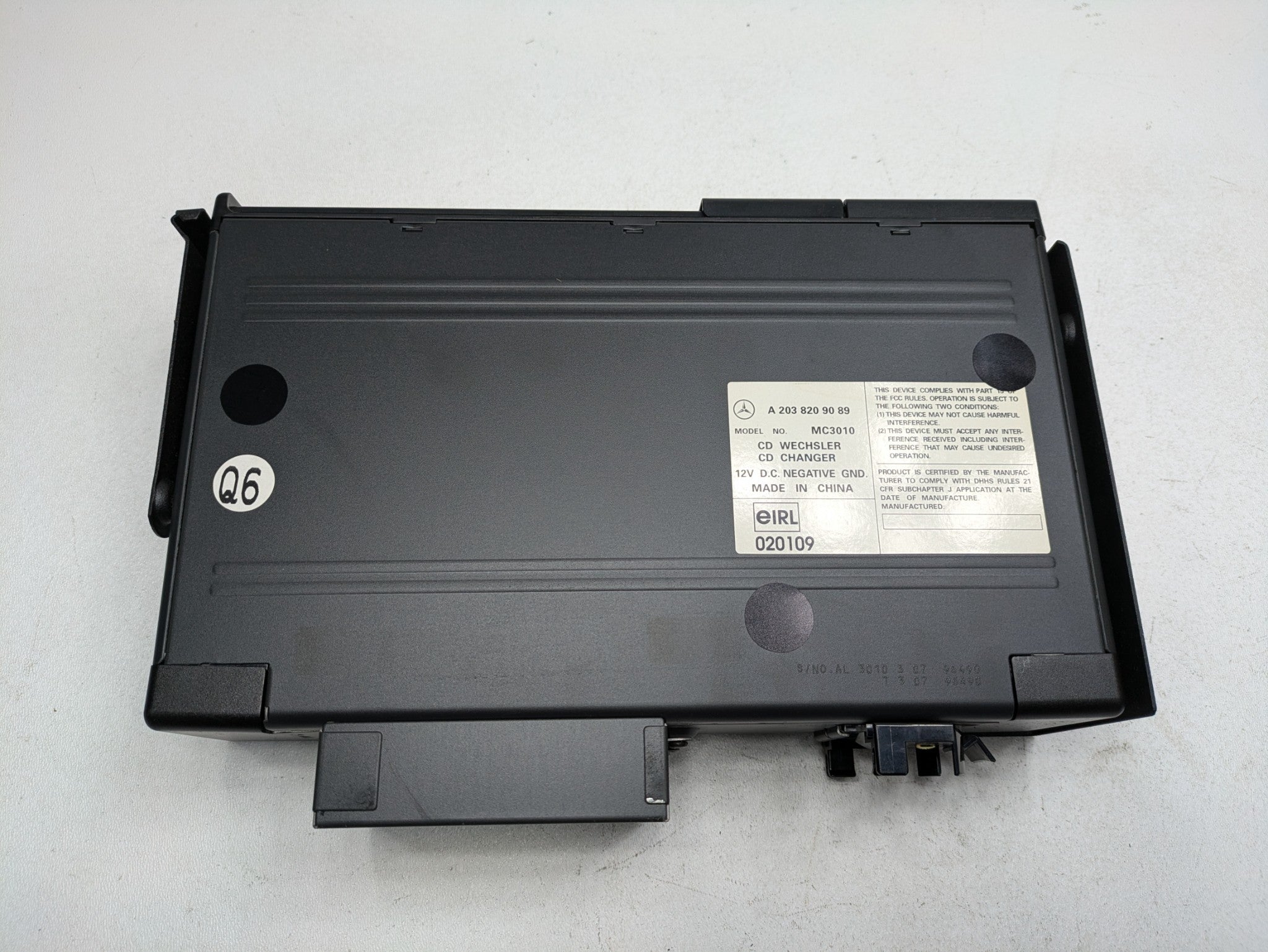 04 - 06 OEM MERCEDES-BENZ C230 AUDIO AND VISUAL CD CHANGER RECEIVER MODULE UNIT