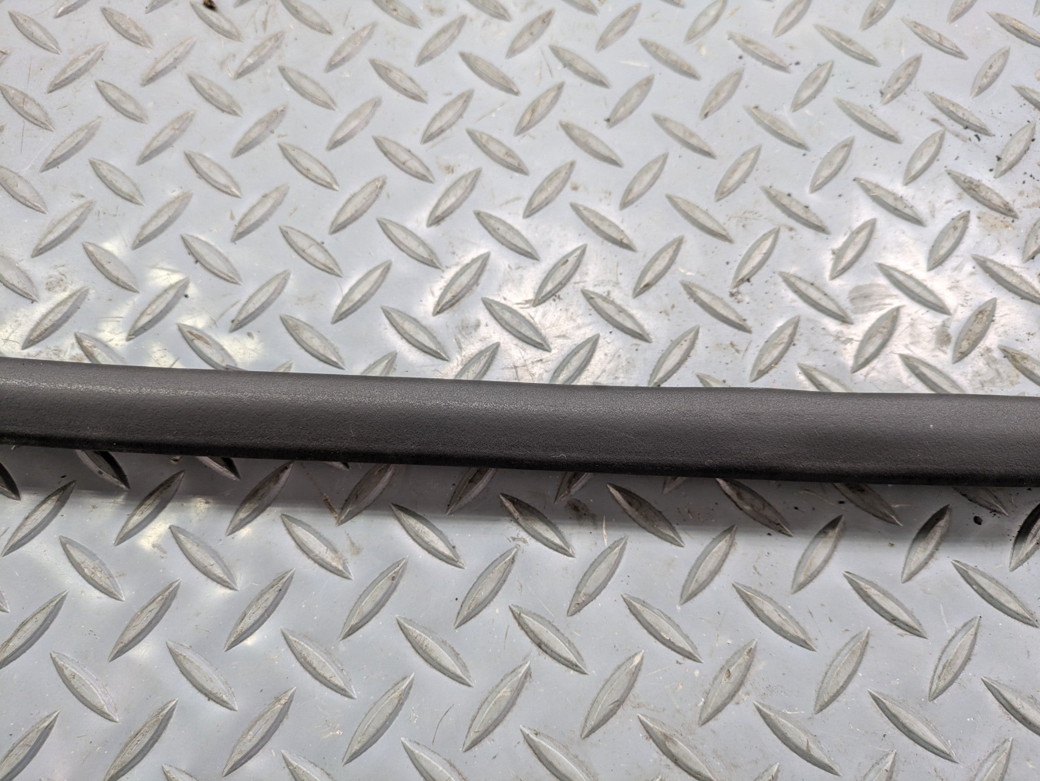 2004 - 2006 OEM MERCEDES-BENZ C230 FRONT LEFT SIDE WEATHER STRIPPING DOOR SEAL